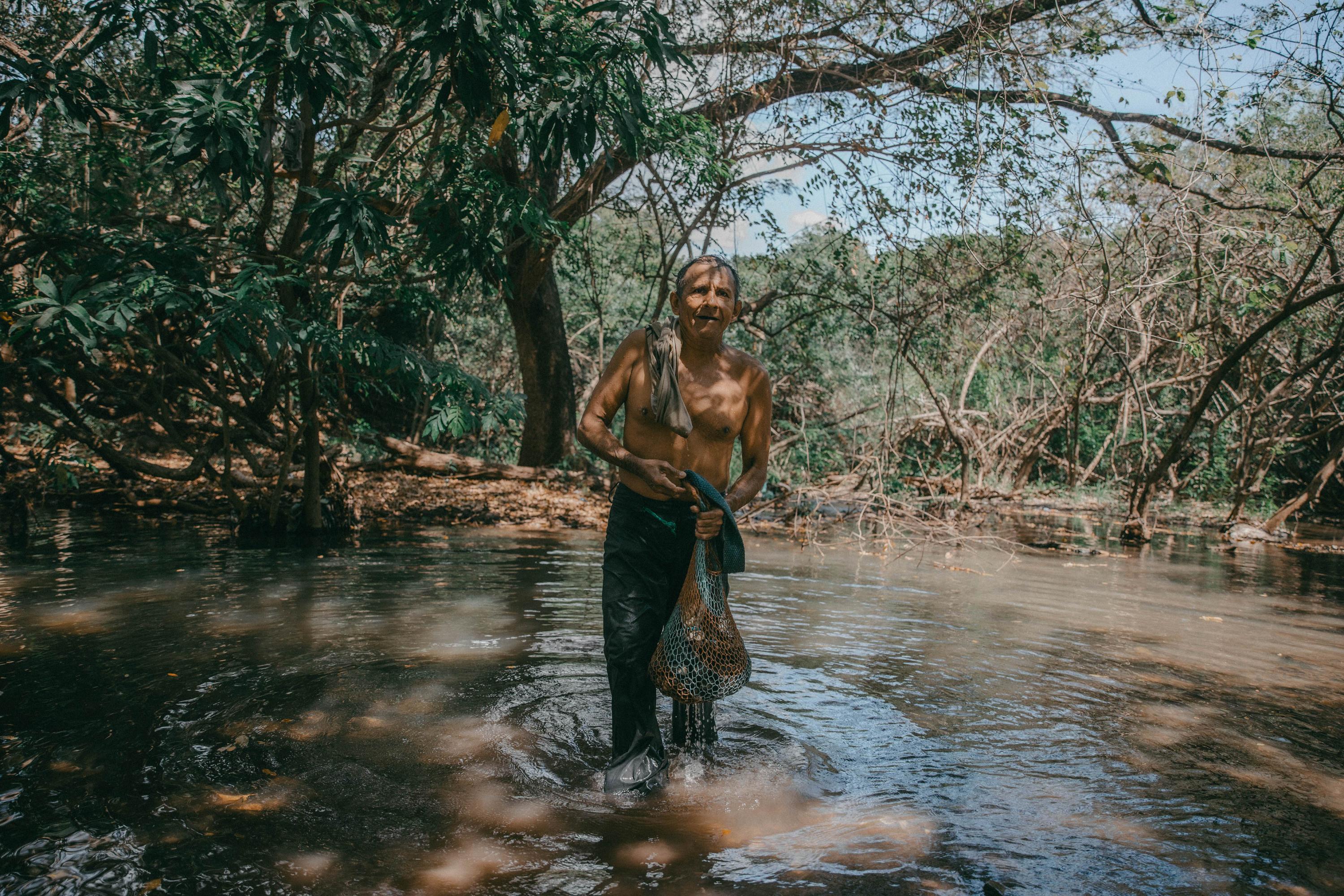 José Escobar tiene de 60 años de edad, es un curilero de Condadillo que ha trabajado durante los últimos 45 años en el manglar del estero El Tamarindo. El manglar está ubicado a unos 100 metros de donde se hacen los trabajos de construcción del Aeropuerto del Pacífico. Cada vez los curileros tienen menos acceso directo al bosque salado de donde extraen conchas y pescan para mantener a sus familias, 