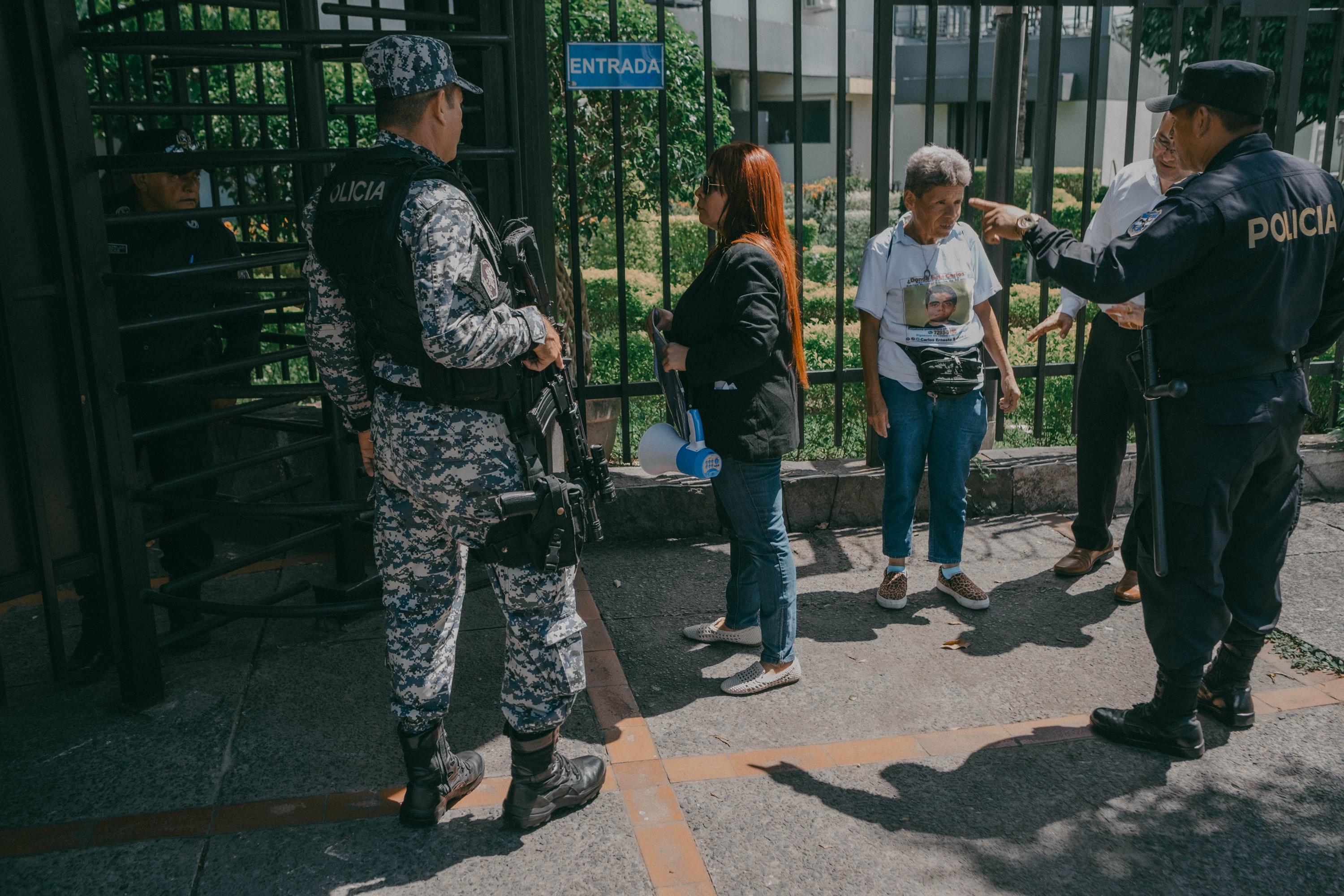 Eneida Abarca ya hizo dos peticiones ante el Ministerio de Justicia y Seguridad. La última petición la hizo el 26 de septiembre del 2024 en una carta que exige las pruebas de vida de su hijo a las que el ministro de Seguridad y Justicia, Gustavo Villatoro, se refirió en una entrevista televisiva en 2023. Sigue sin recibir una respuesta.