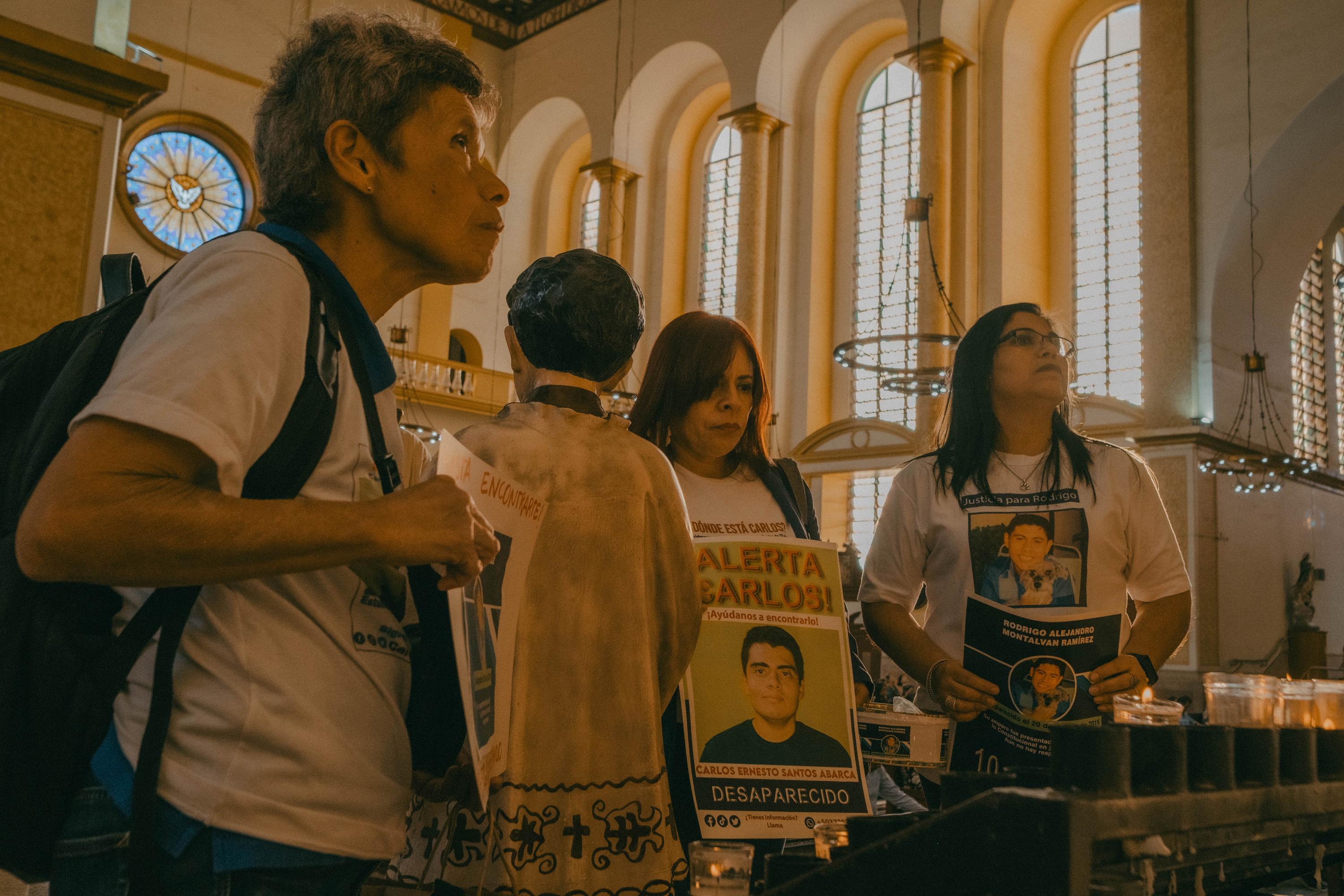 “Te pedimos, Señor, por las vidas de Carlos Abarca y Rodrigo Montalván, jóvenes desaparecidos en este país. Lleva consuelo a su familias y que puedan de alguna manera regresar con bien a sus casas’’. Esa fue la plegaria del sacerdote que oficiaba la misa de confortación a petición de las madres Eneida Abarca y Silvia Montalván. Ambas madres se dan apoyo emocional ante la desaparición de sus hijos. Se conocieron en 2022, cuando se formó el Bloque de Búsqueda de Personas Desaparecidas. Desde entonces han mantenido el contacto, a pesar de que poco a poco el bloque disminuyó sus actividades, “Eneida ha sido fundamental en mi vida para seguir buscando a mi hijo que desapareció en 2015. Gracias a ella yo activé la búsqueda de Rodrigo y eso me ayuda a sobrellevar el profundo dolor y la agonía de no saber dónde está él’’, dijo Silvia.