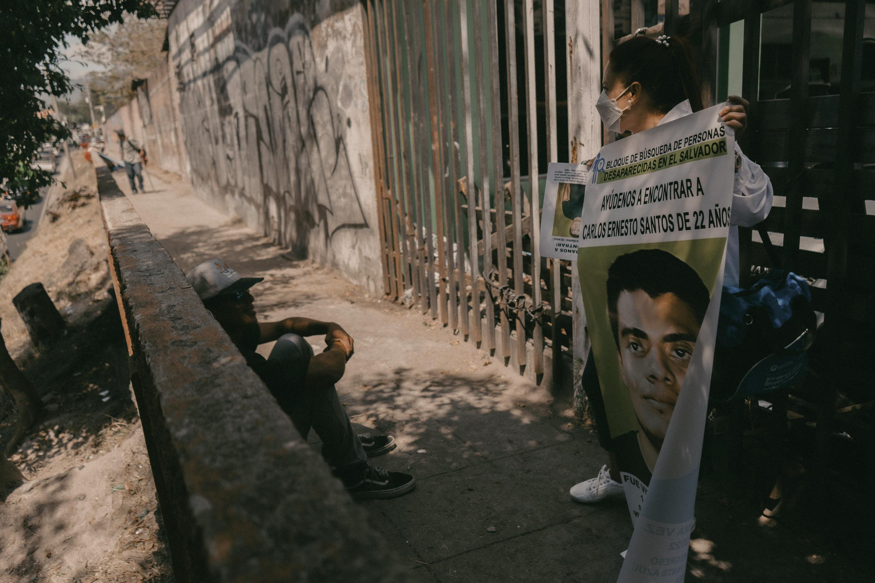 “Cada vez que estoy en la calle veo a la gente y trato de buscar el rostro de Carlos’’, dice Eneida. Con esa consigna sale cada día desde que su hijo desapareció y nunca, después de tres años, se ha rendido. La búsqueda la llevó a preguntar por su hijo en lugares peligrosos, como el 25 de febrero del 2022, cuando hizo un recorrido sobre la 25 Avenida Norte, que finalizó en la comunidad Tutunichapa. Allí preguntó a cada persona que encontraba, pero nadie había visto a Carlos.