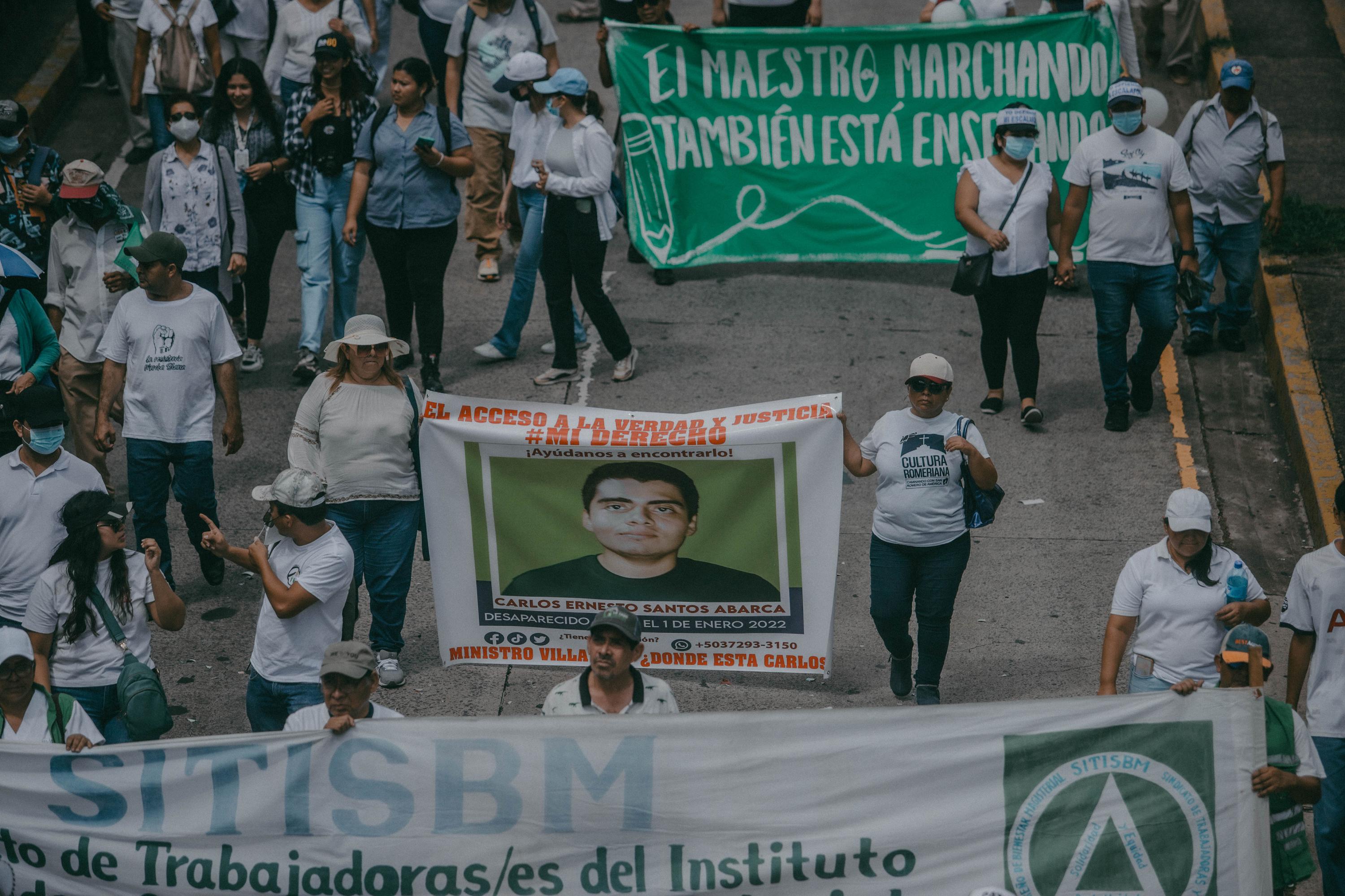 La imagen de Carlos Abarca se ha popularizado. Es normal verlo en diferentes protestas, de diferentes luchas. El 19 de octubre del 2024, durante la protesta organizada por sindicatos de médicos y maestros, un banner con el rostro de Carlos recorrió las calles de San Salvador. Eneida participa en las marchas como la del 8M, día internacional de la mujer, y el 25N, Día internacional de la no violencia contra las mujeres. También es común ver a Eneida en protestas por las víctimas del Régimen de Excepción.