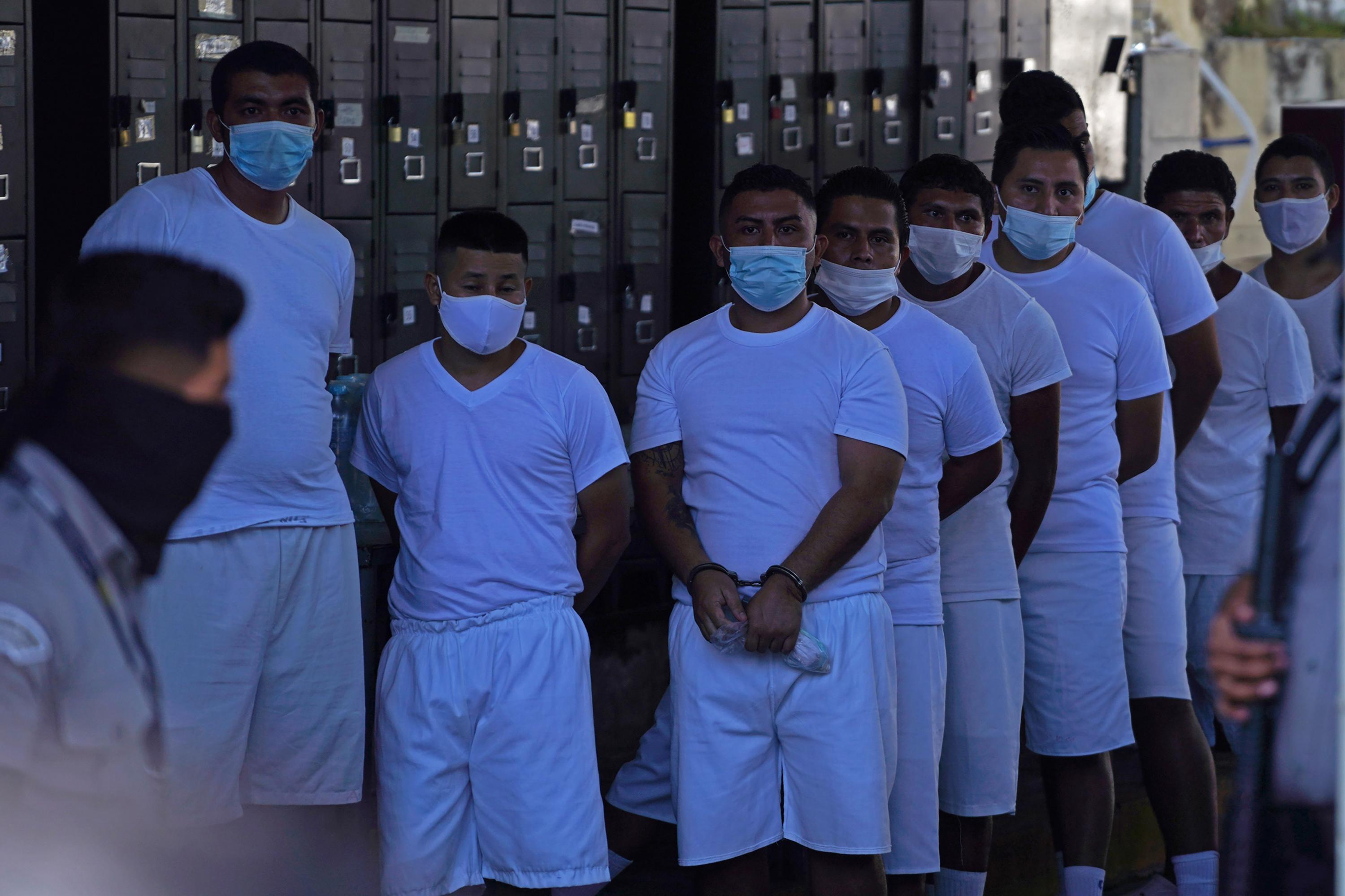 Detenidos en el Régimen de Excepción esperan frente al portón principal del Centro Penal La Esperanza, en el municipio de Ayutuxtepeque, el autobús que los trasladadrá al Centro Judicial Isidro Menéndez para su primera audiencia. Foto de El Faro: Víctor Peña.