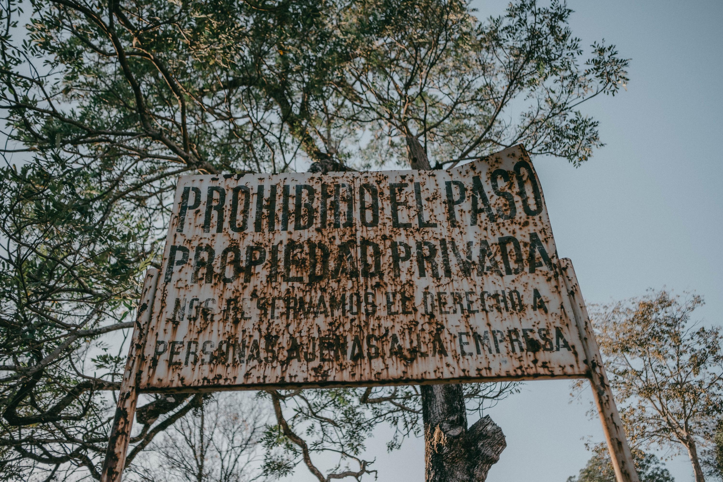 Un rótulo viejo y oxidado da la bienvenida a las 44 manzanas ubicadas en el caserío El Limón, cantón Trinidad. Son propiedad de William Lozano y donde la ahora extinta Pacific Rim realizó estudios para buscar minerales valiosos. Foto de El Faro: Carlos Barrera