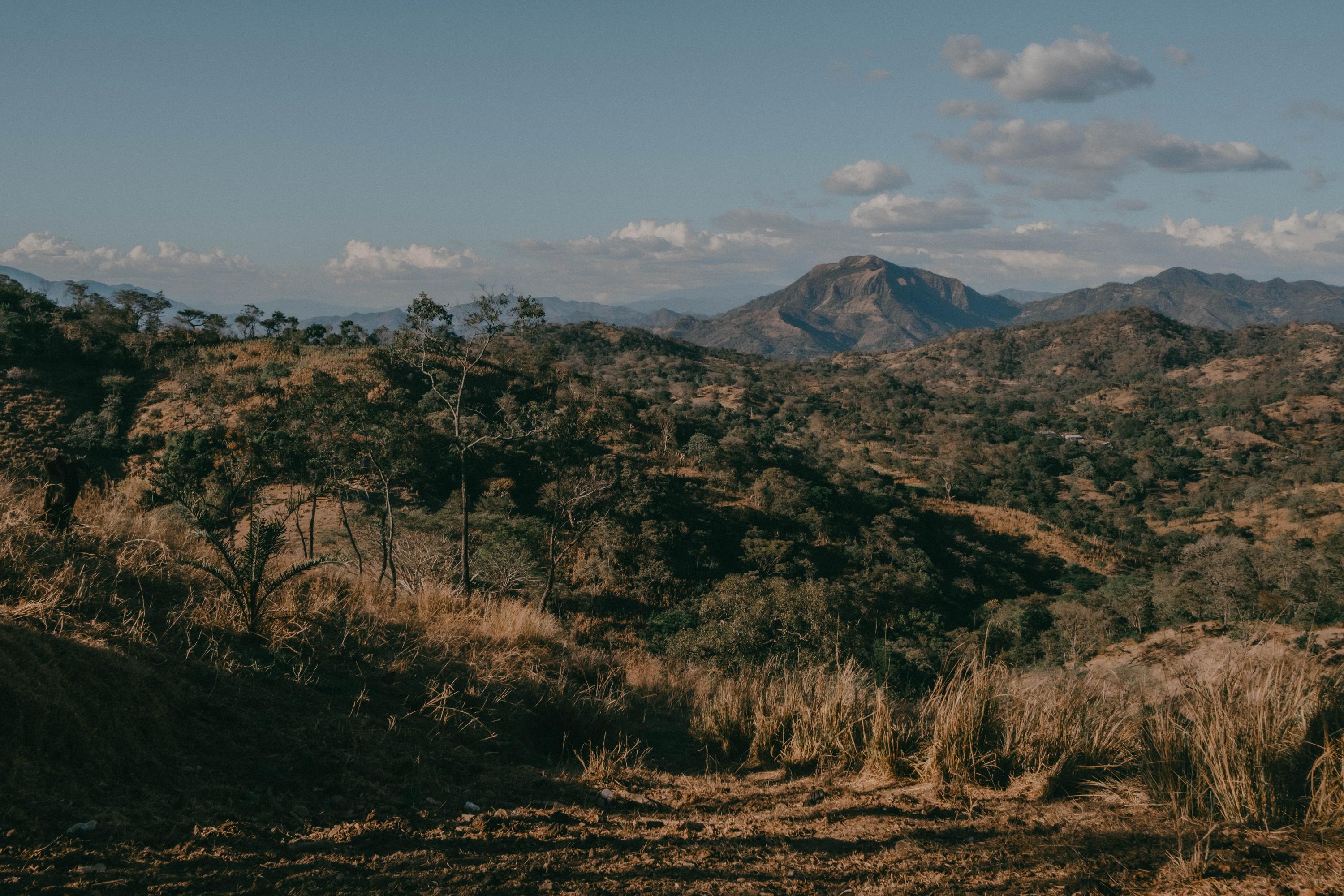 La propiedad de William Lozano está ubicada en un terreno montañoso en el caserío El Limón, del cantón Trinidad,  Sensuntepeque. A nueve kilómetros de allí, tras las montañas en primer plano, se encuentra el río Lempa. Foto de El Faro: Carlos Barrera