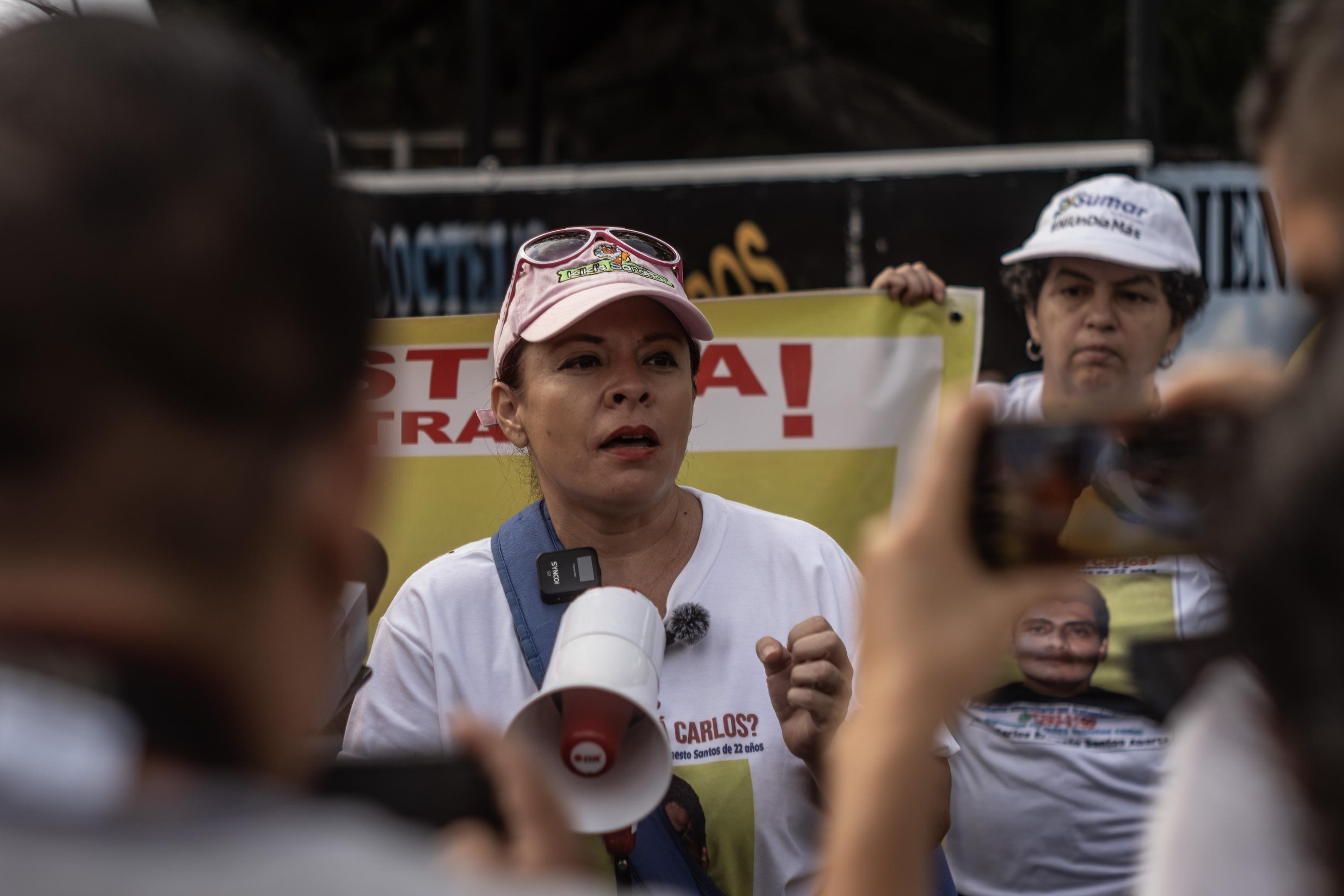 Eneida tiene 45 años, nació y creció en San Salvador. Se dedicaba a la venta de ropa para uso médico hasta que tuvo que dejarlo para dedicar tiempo a la búsqueda de Carlos. Siempre vivió en la capital, en un barrio populoso y controlado por las pandillas hasta la llegada del régimen de excepción en marzo del 2022. Para Eneida esa es una de las ironías de la vida, pero ahora en incluso con las pandillas desarticuladas ella evita hablar en público o mencionar su lugar de residencia por temor “Piensen que irónico es eso, mi hijo desapareció poco antes del régimen, pero este gobierno ya se vendía como el más seguro de la historia. Ahora la inseguridad es otra porque este gobierno a todo lo que le parece incómodo trata de callarlo’’, explicó.