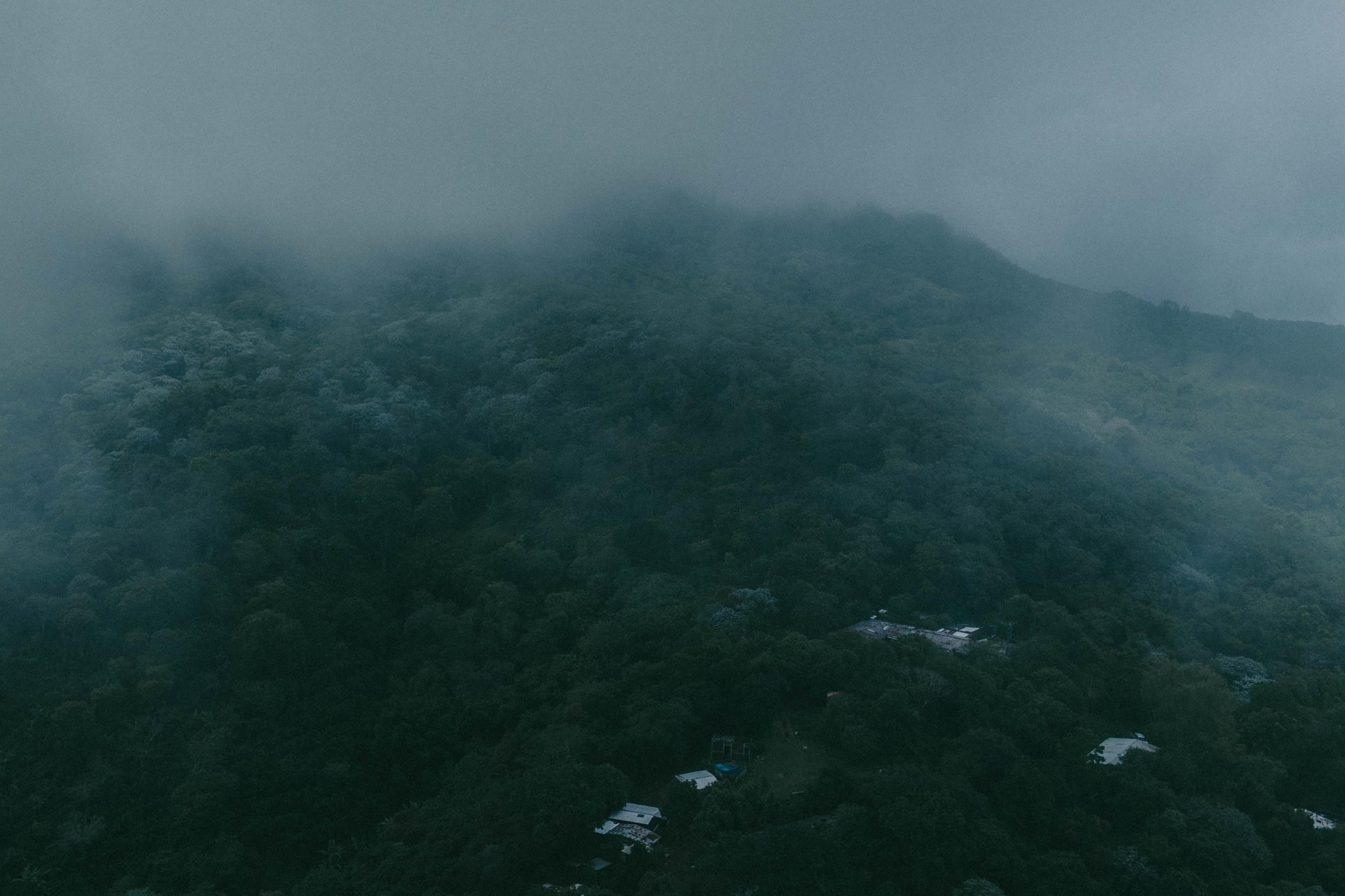 A cuatro kilómetros del centro de Berlín, y en medio de bosques y cafetales de antiguas fincas, se encuentra la comunidad El Rescate, compuesta por 18 familias que viven de la agricultura y de recolectar frutas silvestres que no necesitan de cuidados y flor de izote. Los habitantes se asentaron después de los acuerdos de paz de 1992. Llegaron desde los alrededores de Berlín y Alegría a un territorio que había sido controlado por la guerrilla durante la guerra civil. Según Santos, líder local, la zona fue declarada como inhabitable después de los terremotos del 2001.