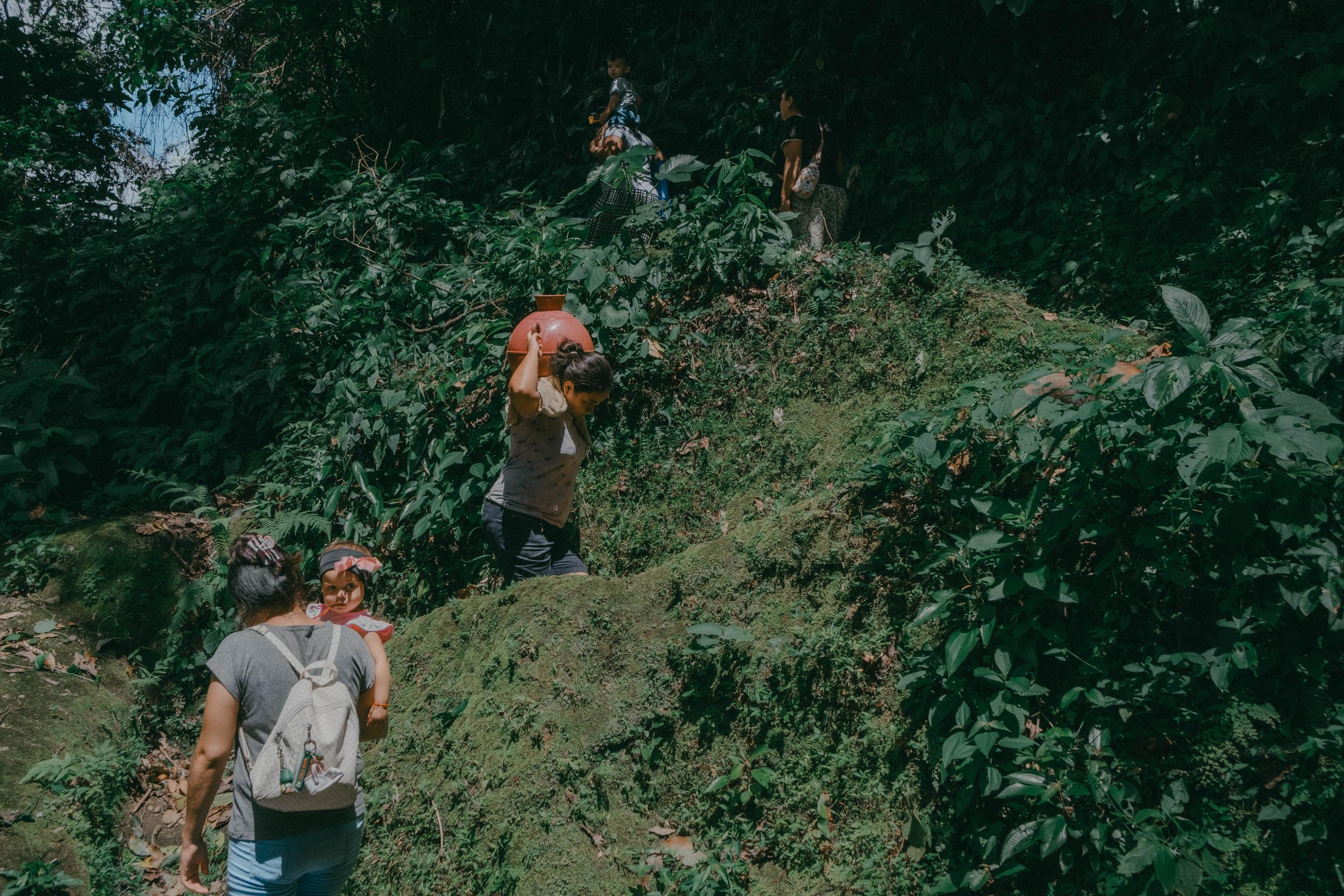 Las mujeres de la comunidad San Lorenzo deben abastecerse de agua en el lugar conocido como El Río, que a su vez sirve para las personas de la comunidad El Rescate, que llegan de una distancia mayor. Las mujeres llegan para lavar la ropa e incluso para bañar a sus hijos, debido a la falta de agua en sus viviendas. El Río es un nacimiento de agua que baja de las montañas de Berlín. Para llegar al sitio, los habitantes deben hacer una caminata entre barrancos y rocas resbaladizas en las que más de una vez se han accidentado.