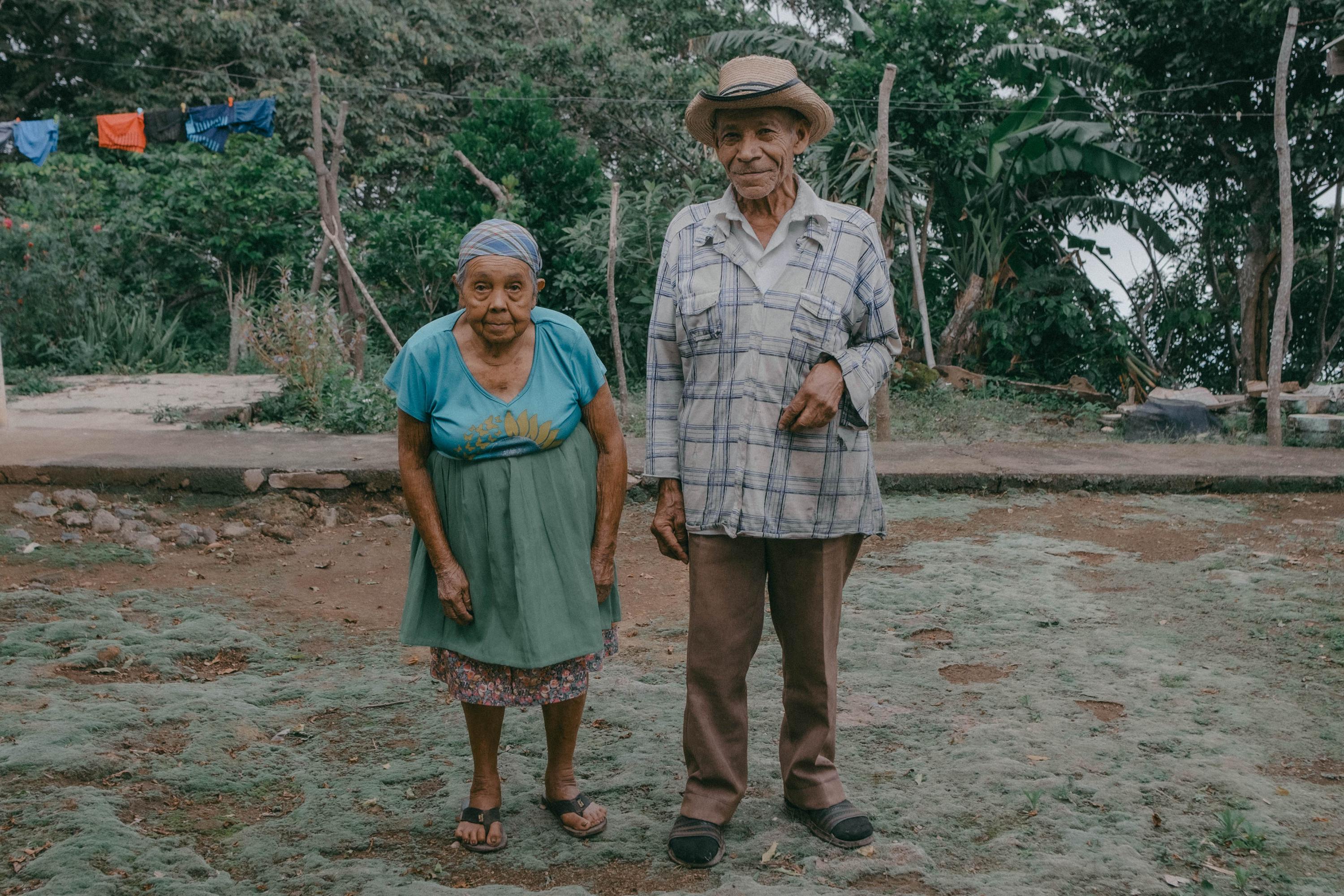 A sus 85 años, a Abraham Rivas les cuesta recordar cuántos años trabajó cuidando fincas cafetaleras en las montañas de Berlín. El café fue el producto agrícola que durante décadas les dio lo poco con lo que han sobrevivido. Ahora, lejos de las comunidades aledañas, vive junto a su esposa Julia Portillo, de 87 años, en lo que queda de una finca. Sobreviven por la caridad de líderes comunitarios de San Lorenzo, la comunidad más cercana, que les llevan alimentos y agua. 