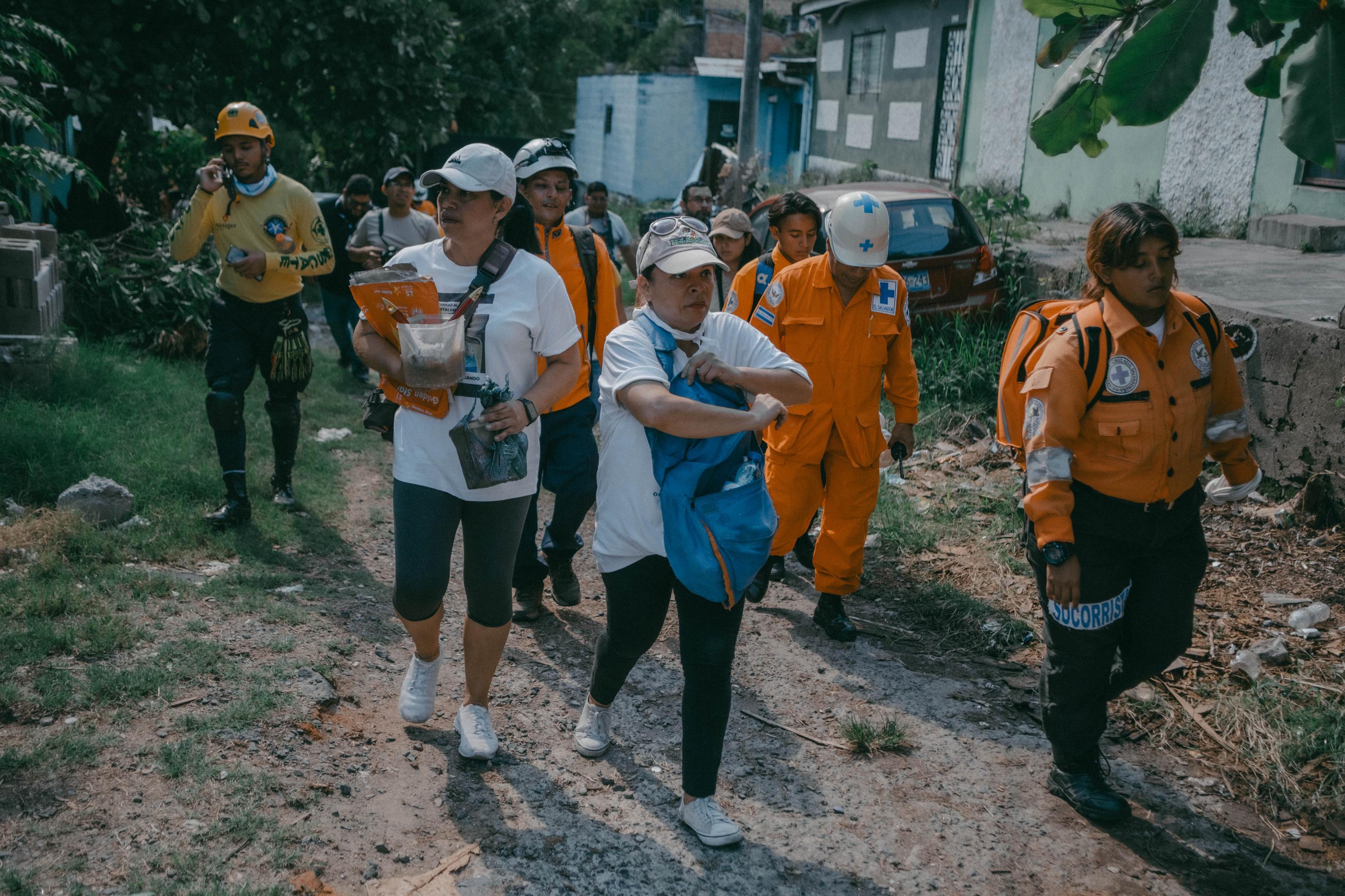 On May 19, 2024, after months of organizing, Eneida called together the first search brigade for her son Carlos Abarca. The group of people, made up of human rights activists, first responders, and others, mobilized between the Monserrat and Dina neighborhoods of San Salvador. Led by Eneida, they moved between passageways, searched vacant lots, and asked local residents without receiving any positive news. Some people, on condition of anonymity, suggested that she ask the Attorney General’s Office for a search warrant to be able to enter private properties that were under the control of members of the 18th Street Revolucionarios gang, which for years controlled the Dina neighborhood.