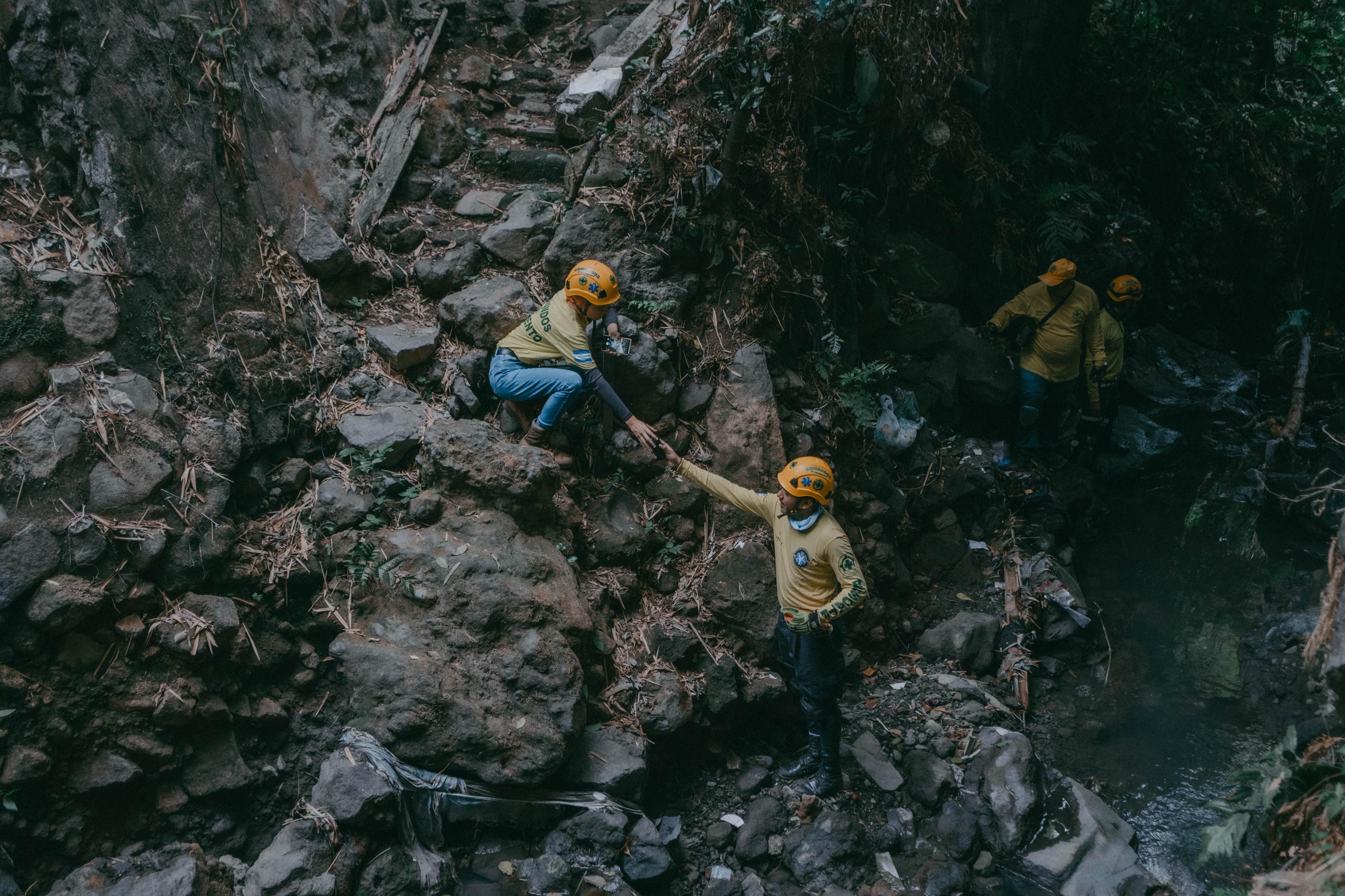 Members of Comandos de Salvamento searched Arenal Monserrat for something that would identify Carlos Abarca: the brown shoes, white shirt or blue pants he was wearing when he disappeared. The rescuers moved rocks, removed trash and dug through the mud. They found no clues as to Carlos’ whereabouts.