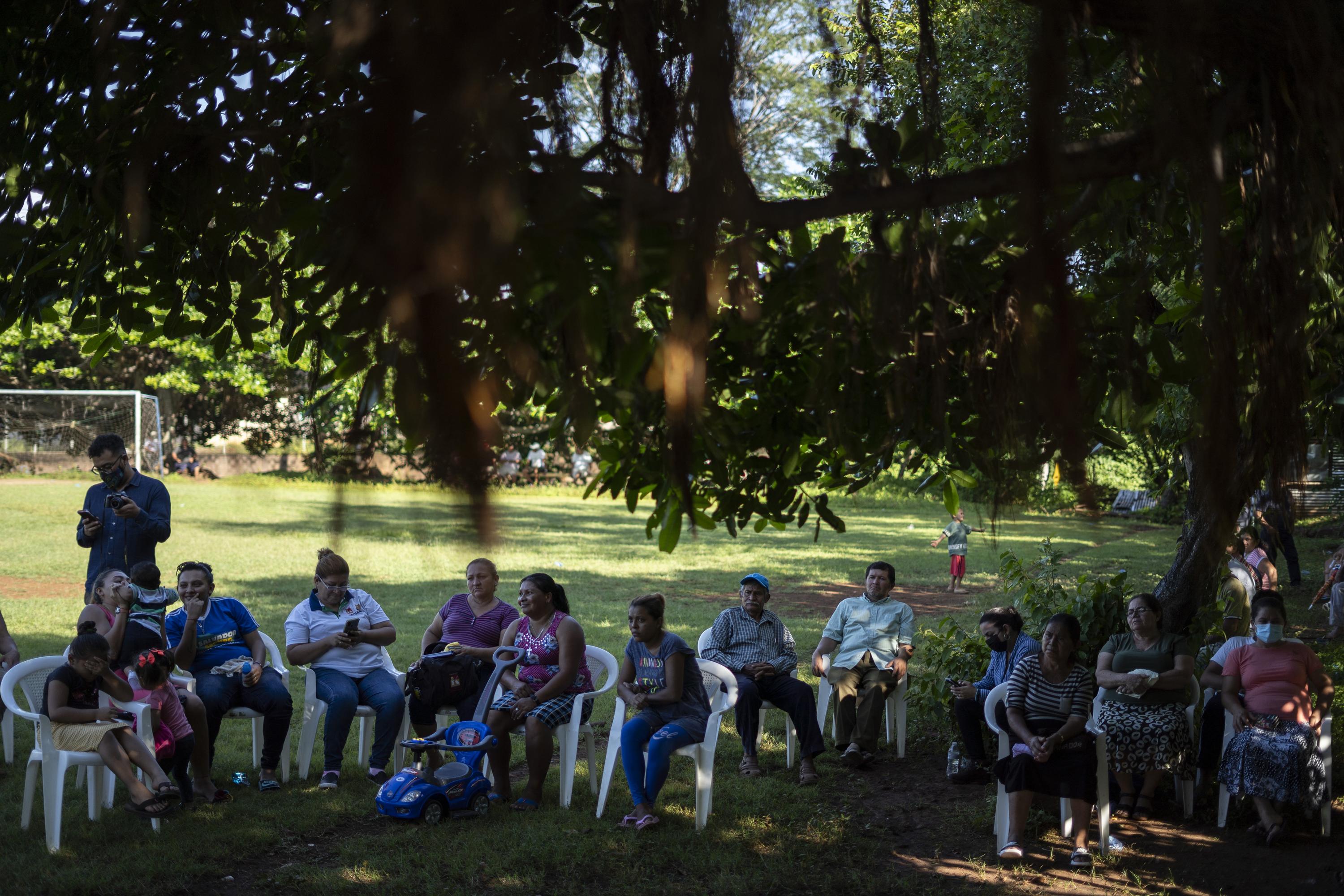 El 22 de junio de 2022, más de 30 habitantes se reunieron en la cancha de fútbol de Condadillo. Había también líderes y lideresas de Flor de Mangle y La Criba, los otros caseríos aledaños a Condadillo, que también habían escuchado los rumores sobre los desalojos y sobre la obligación de vender sus terrenos para la construcción del aeropuerto. Se presentaron esa tarde para obtener la información oficial que nunca llegó.