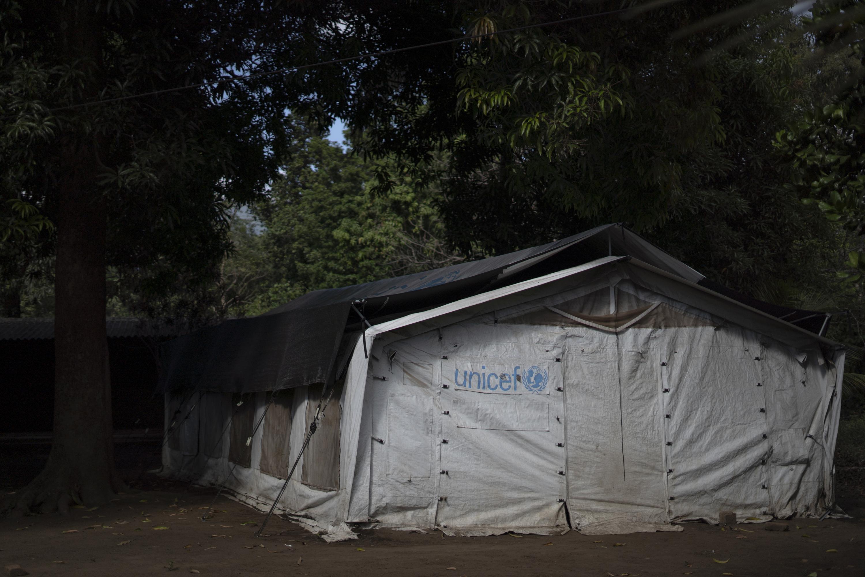 La carpa donde los alumnos reciben sus clases está ubicada a unos cien metros del centro escolar que viene siendo desmantelado desde hace un año en el cantón Tapalshucut Norte. Está ubicado en una propiedad privada de la misma comunidad. Foto de El Faro: Víctor Peña. 