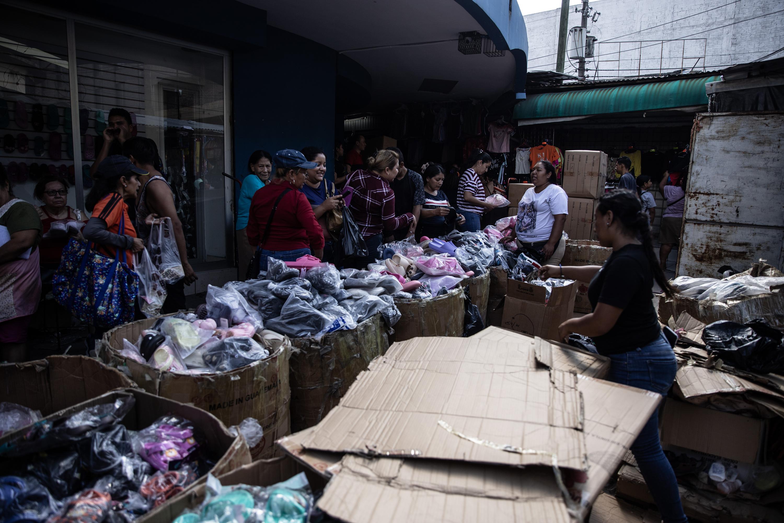 Los dueños de los puestos lamentan que hasta sus ayudantes se van a quedar sin empleo. En el puesto de un vendedor llamado Andrés Martínez son 4 personas que se quedan sin trabajo después de décadas vendiendo en el mismo lugar. Foto de El Faro: Carlos Barrera