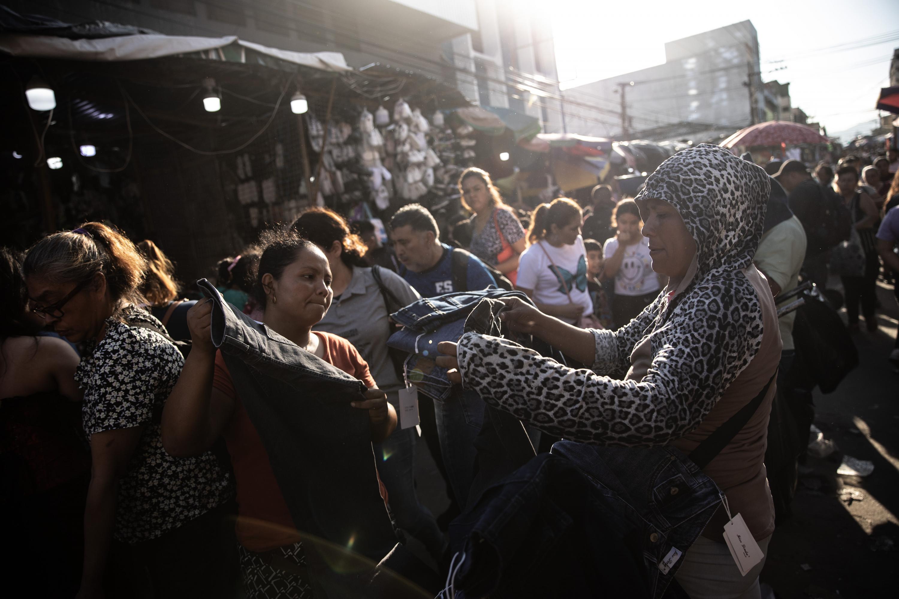 El viernes 28 de marzo la 4ta calle poniente estuvo abarrotada por centenares de personas que fueron atridas por el remate de productos de los vendedores del centro. Un día antes, el 27 de marzo, los vendedores recibieron un aviso de la alcaldía de San Salvador para desalojar zona voluntariamente en 72 horas. Foto de El Faro: Carlos Barrera