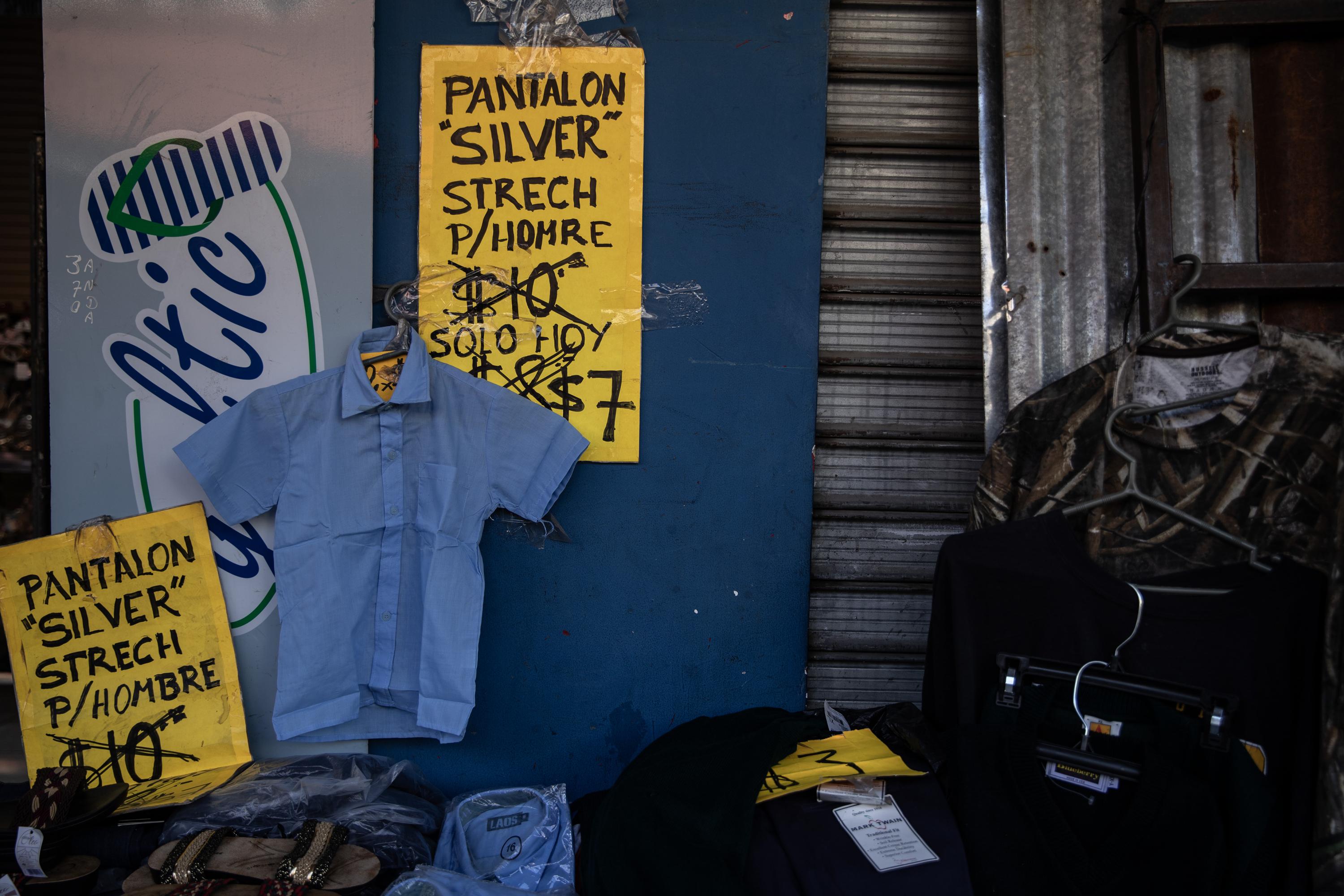 At some stalls along Fourth Street West, vendors began a clearance sale on March 27 after receiving the municipal eviction notice. They hoped to sell off all their merchandise before returning home and starting over from scratch somewhere else. Photo Carlos Barrera