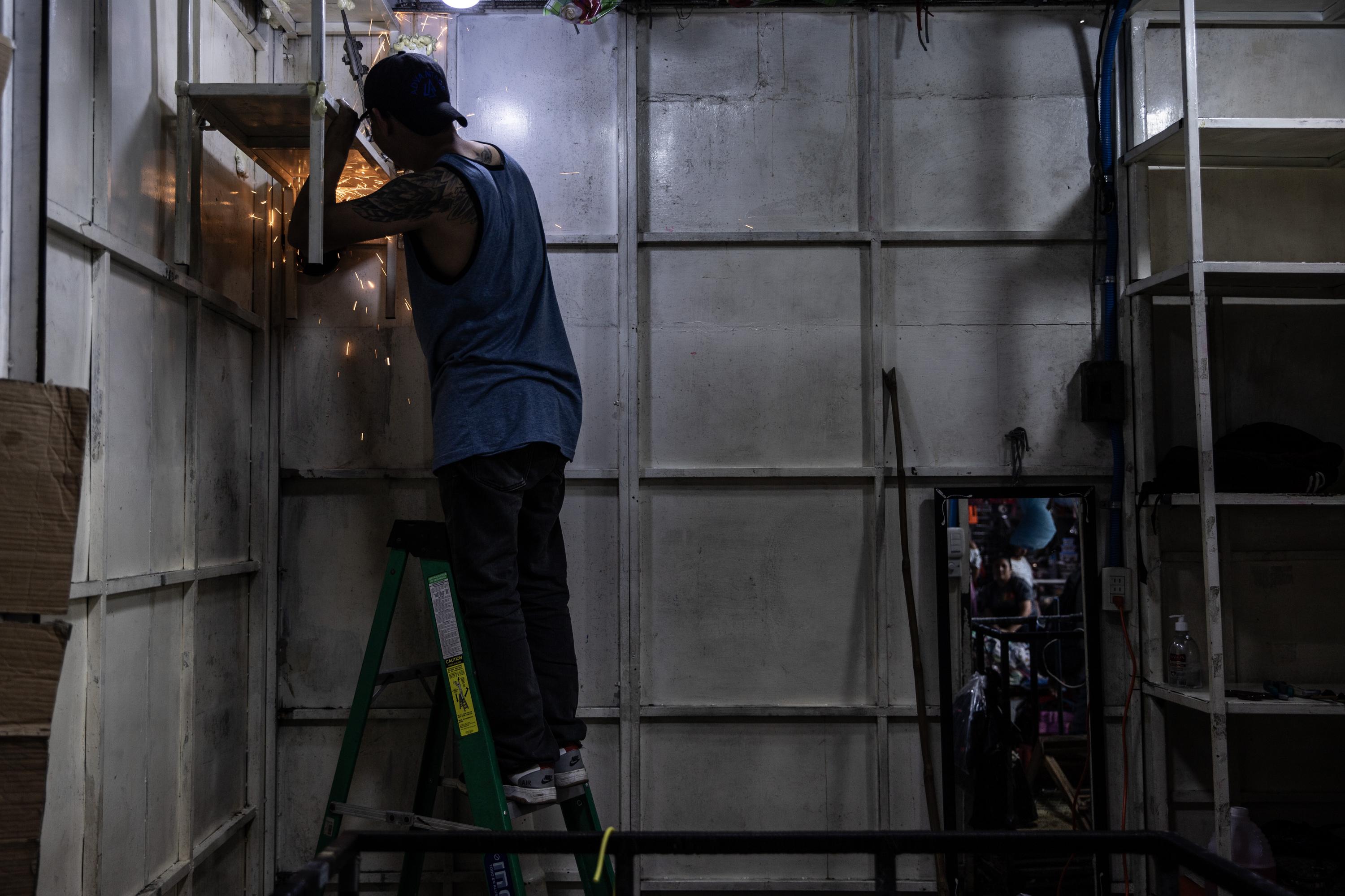 Those who had stalls made of metal structures began dismantling them from Friday, February 28 in order to, as they said, “avoid problems with the CAM”, or municipal police. In some cases they had to hire workers to help them take down the structures that they had used to work for decades. Photo Carlos Barrera