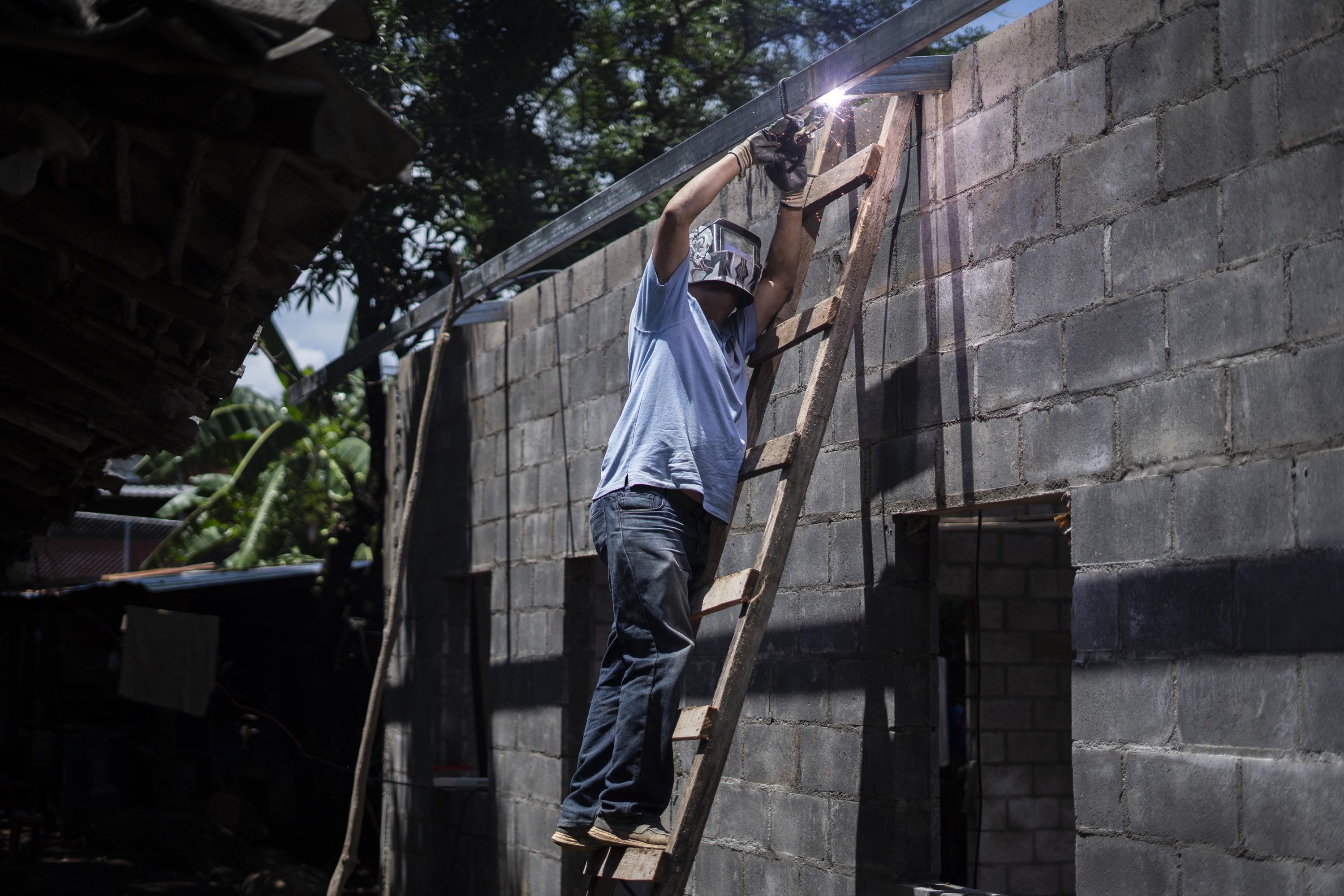 In May 2022, despite threats of eviction, some families kept building their homes. At that time, the community was afraid and had many doubts. Nobody knew for sure what the government’s plans were for the area. Almost three years later, this same house survived the eviction for now because it is located only five meters from the line where the airport construction area begins.