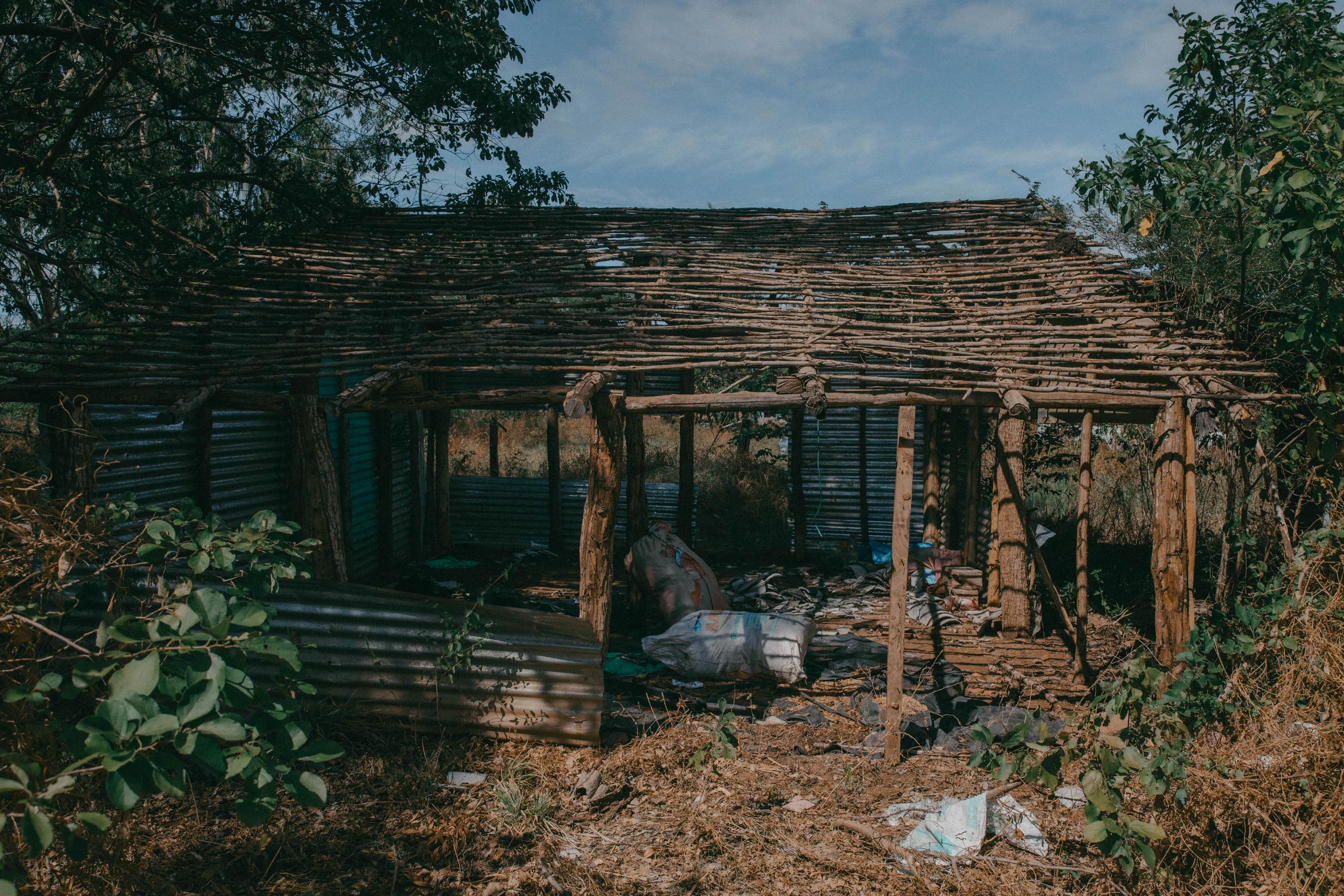 According to community leaders, at least 13 families were evicted and relocated to land outside the airport construction perimeter. All that remains on the land are the foundations of old buildings, such as that of mason’s assistant Manuel Hernández, who built on land inherited from his father. None of those who sold speak about the payment received for the land, for fear of reprisals from the government, said the president of MILPA, José Gavidia.