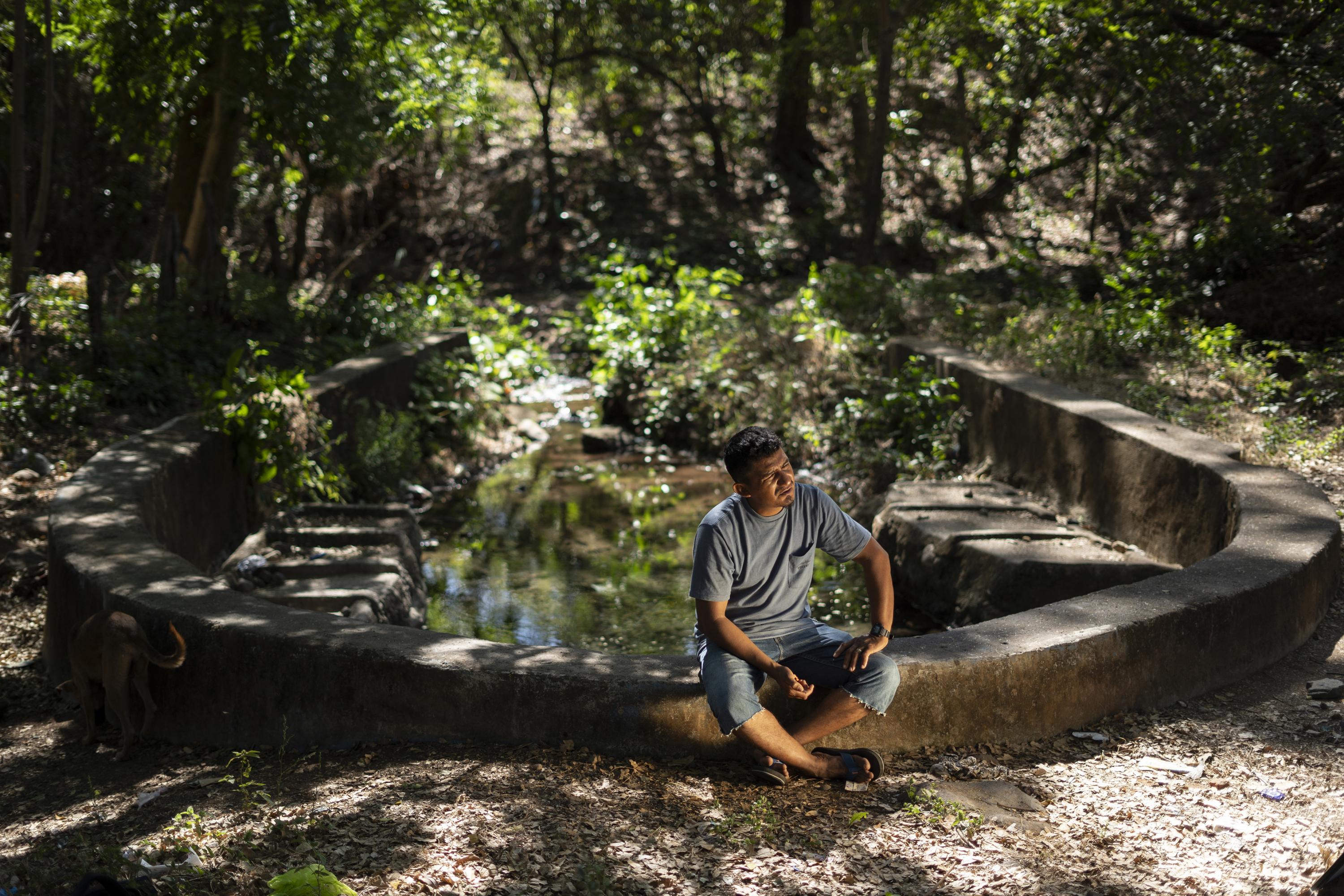 In January 2023, sitting on the wall protecting his community’s spring, Will Claros was certain that the forest behind him was going to disappear. Two years later, he was right. Will answers a phone call while cleaning his fishing boat at El Embarcadero, the artisanal fishing dock in front of El Tamarindo Beach in La Unión, where he has made a living for many years. “I haven