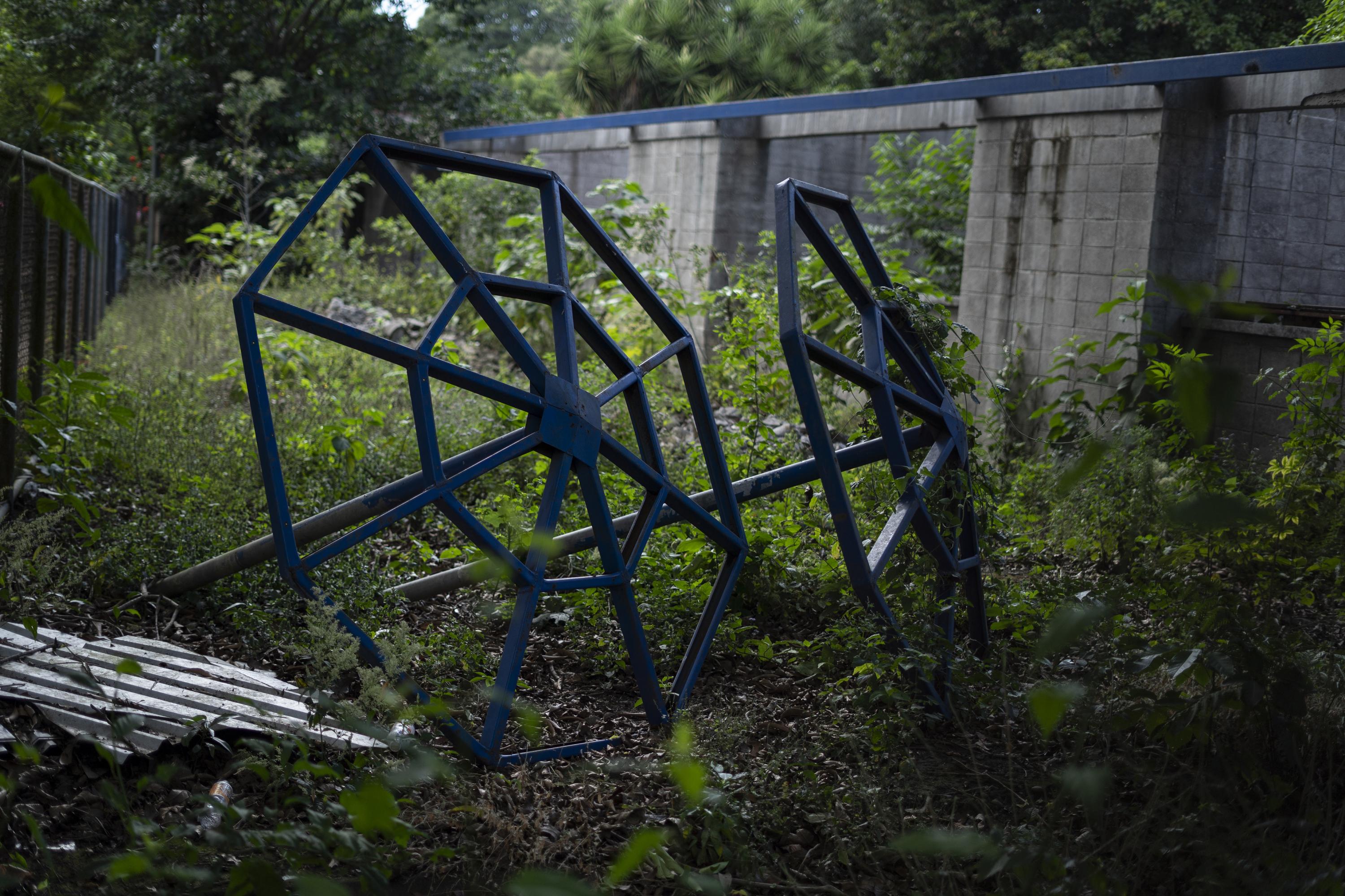 The North Tapalshucut School Center, in Izalco, has been abandoned for a year now that the roof has been removed, according to residents. There, pupils also receive classes under a tent since the remodeling of the school was forgotten. Photo Víctor Peña