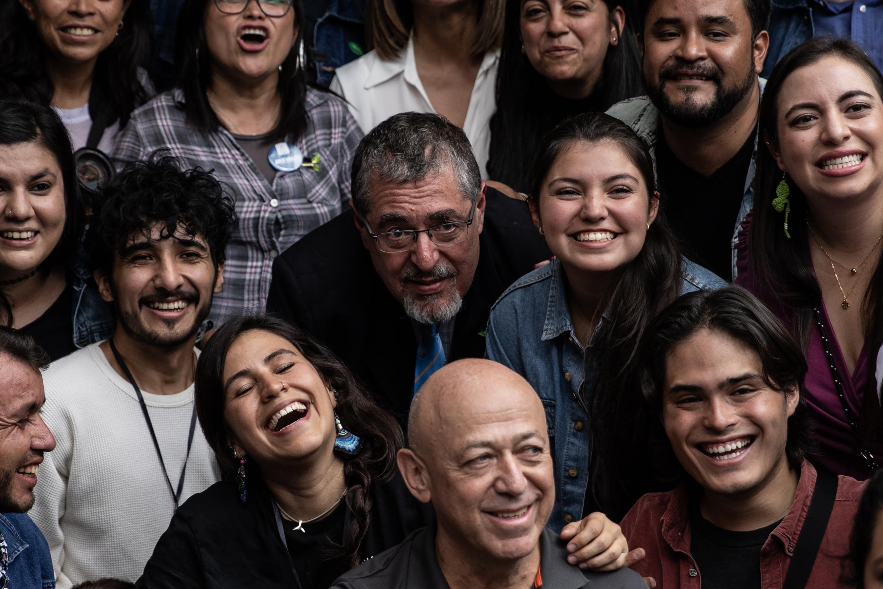 Elena Motta, a la izquierda de Bernardo Arévalo, es con 22 años de edad la diputada electa más joven del congreso de Guatemala. En la fotografía posa junto a Bernardo Arévalo y el equipo de comunicaciones del movimiento Semilla durante la última actividad previa a las elecciones del 20 de agosto del 2023. Foto de El Faro: Carlos Barrera