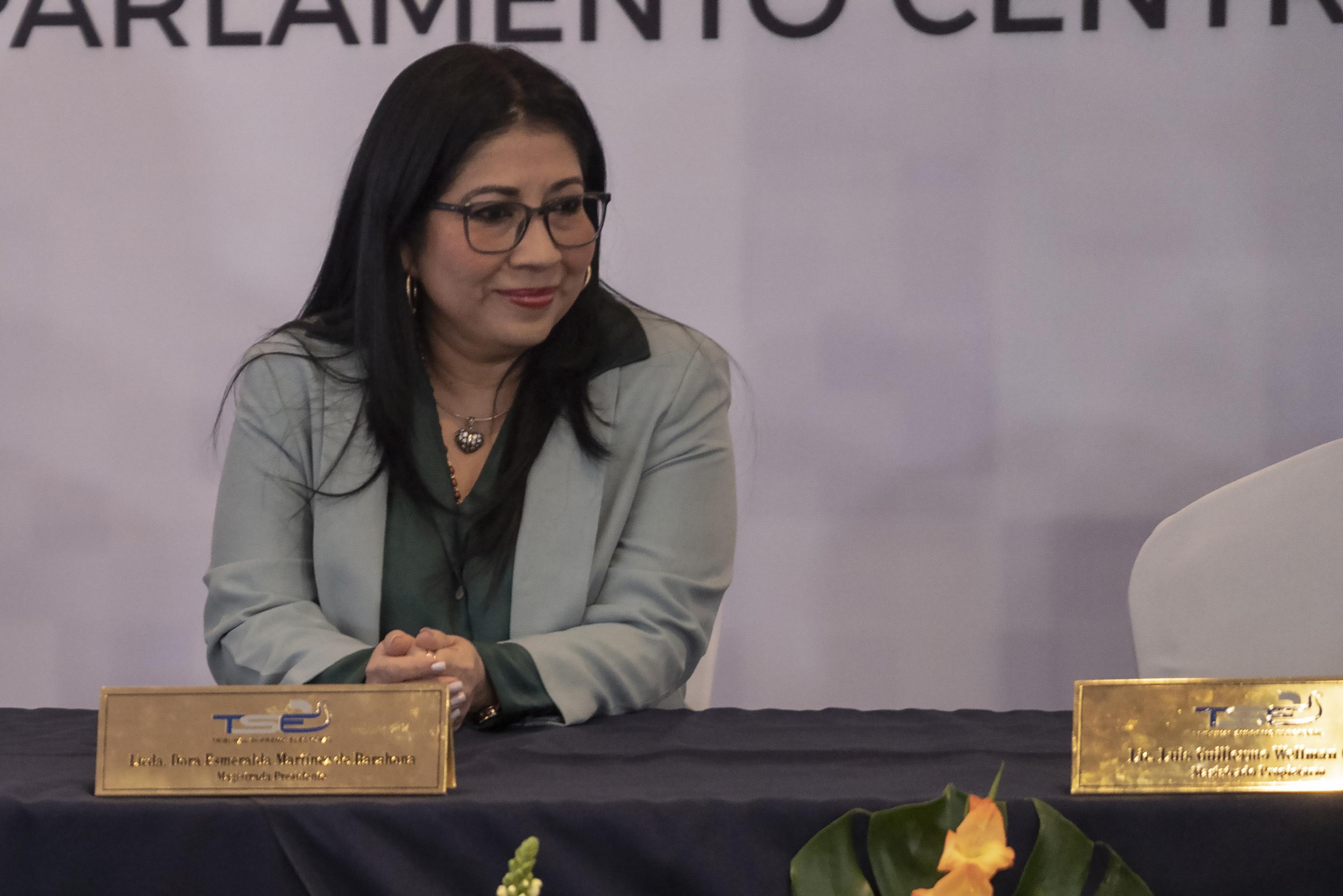 Dora Martínez, presidenta del Tribunal Supremo Electoral, durante la juramentación del personal que realiza el escrutino final de las elecciones del 4 de febrero. Foto de El Faro: Víctor Peña. 