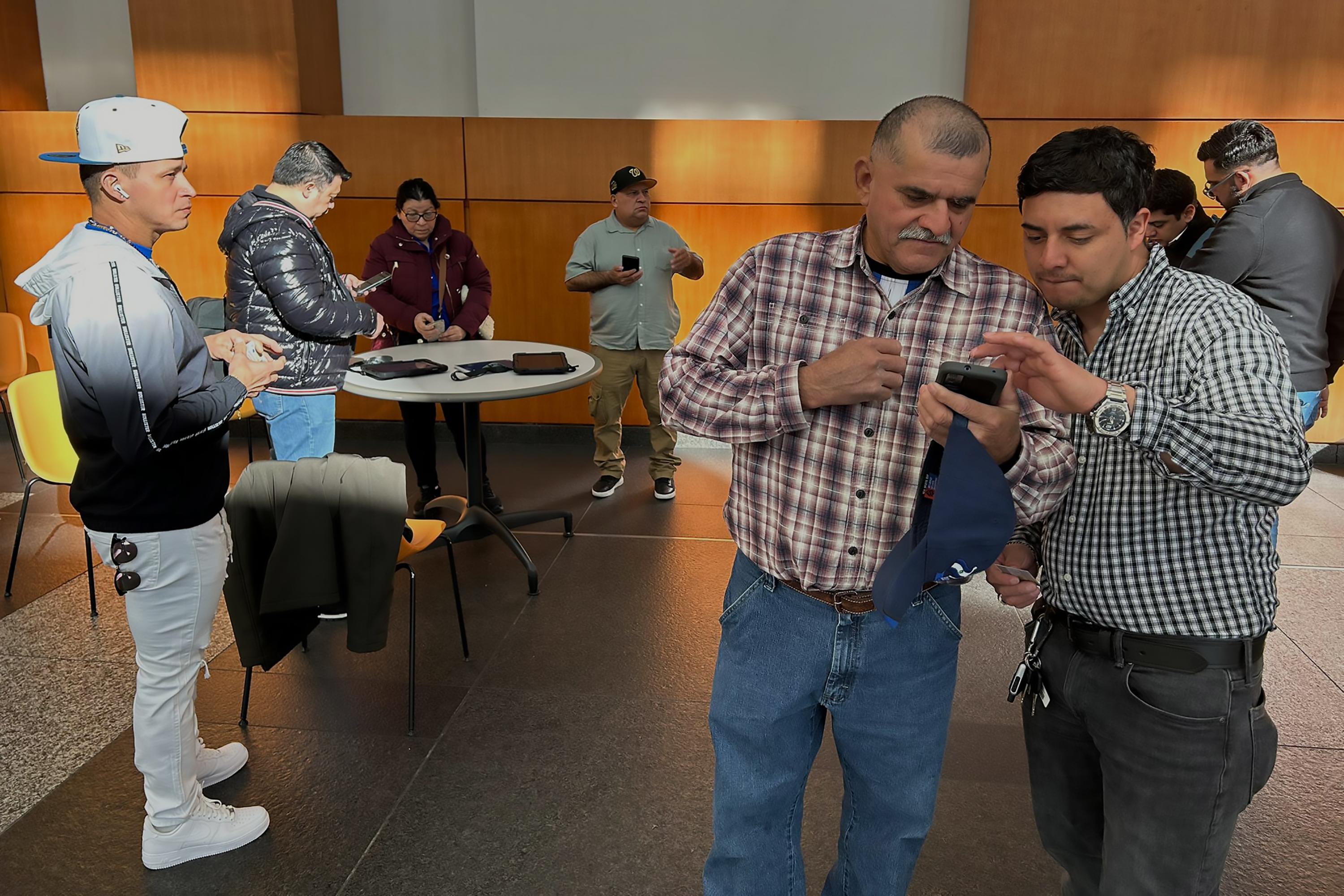 Empleados consulares del Ministerio de Relaciones Exteriores de El Salvador orientan a votantes salvadoreños en Washington, DC, durante la elección presidencial y legislativa del 4 de febrero de 2024. Foto de El Faro: José Luis Sanz.