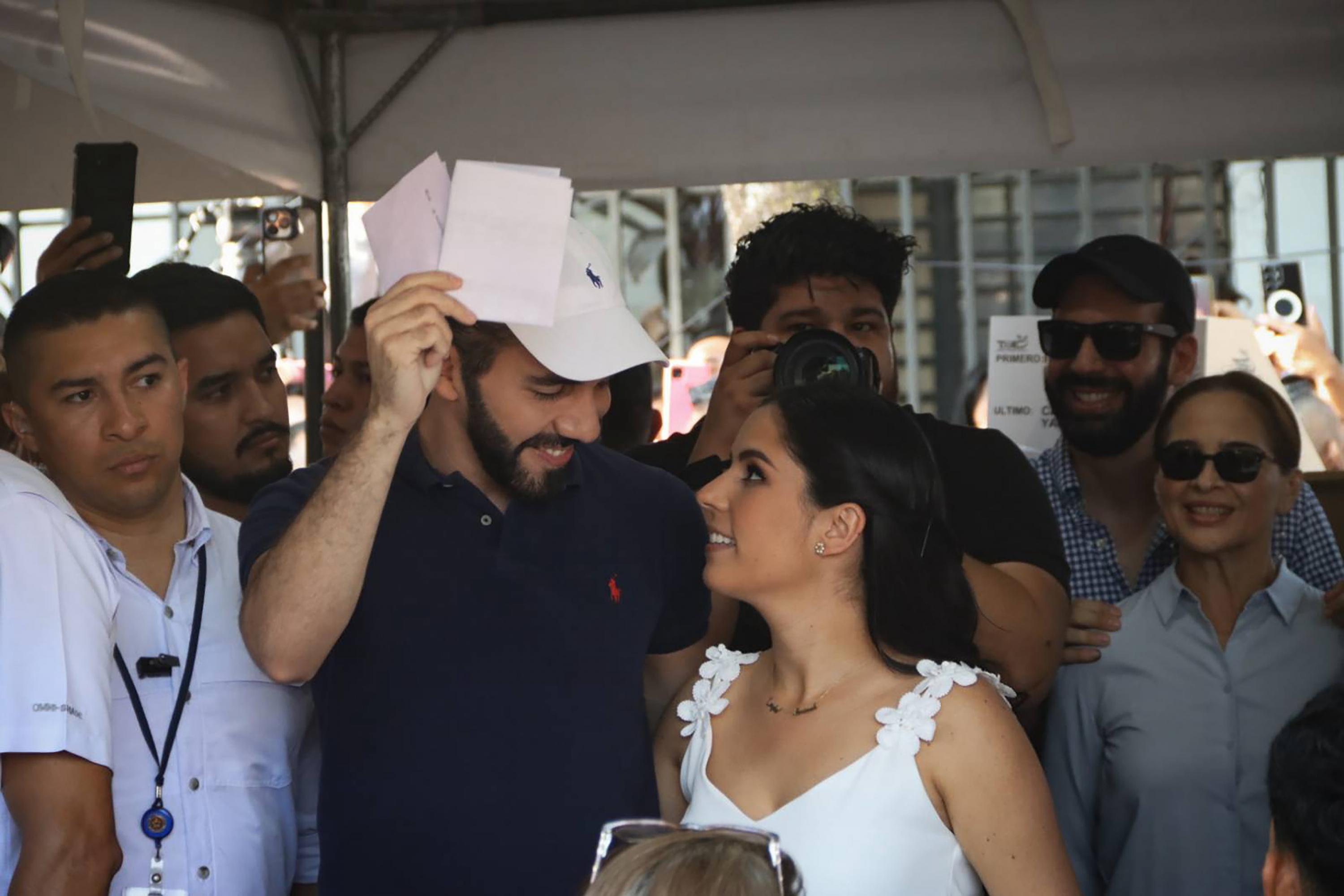 Tres horas después del cierre de las urnas, el presidente Nayib Bukele se pronunció sobre los resultados electorales, que no fueron del todo favorables para su partido. En la imagen, Bukele junto a sus esposa Gabriela emiten su voto en el centro de votación de la avenida Olímpica, en San Salvador. Foto de El Faro: Diego Rosales. 