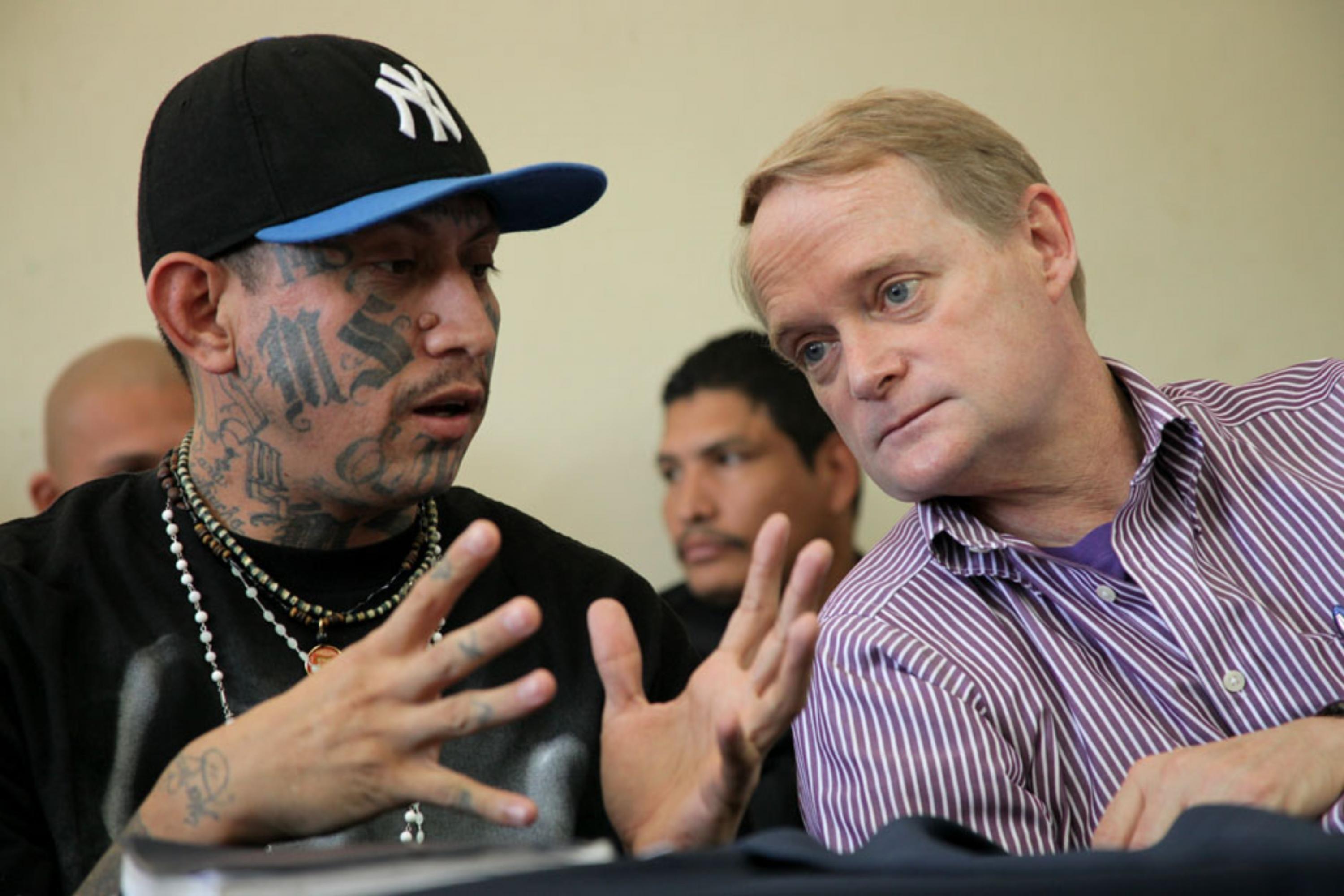 Historic MS-13 leader Carlos Tiberio Valladares, alias Snyper, speaks with OAS Secretary of Security Adam Blackwell in January 2013 at Mariona Prison, in a public event during the gang truce brokered by the Mauricio Funes administration. Photo El Faro