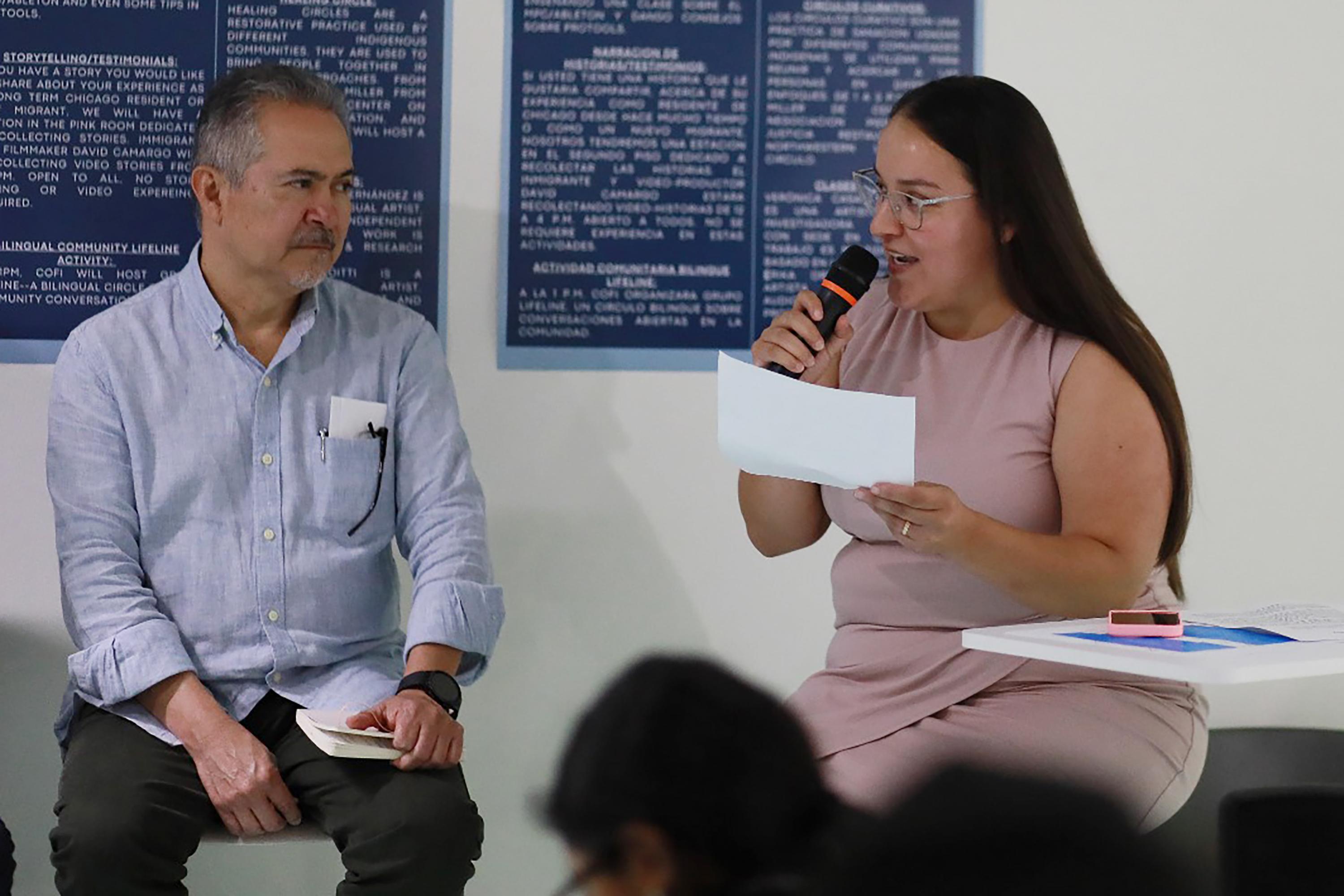 Dulce Guzmán (derecha), la nueva directora ejecutiva de Alianza Americas, con Óscar Chacón, su predecesor. Foto de El Faro: David Camargo/ Alianza Americas.