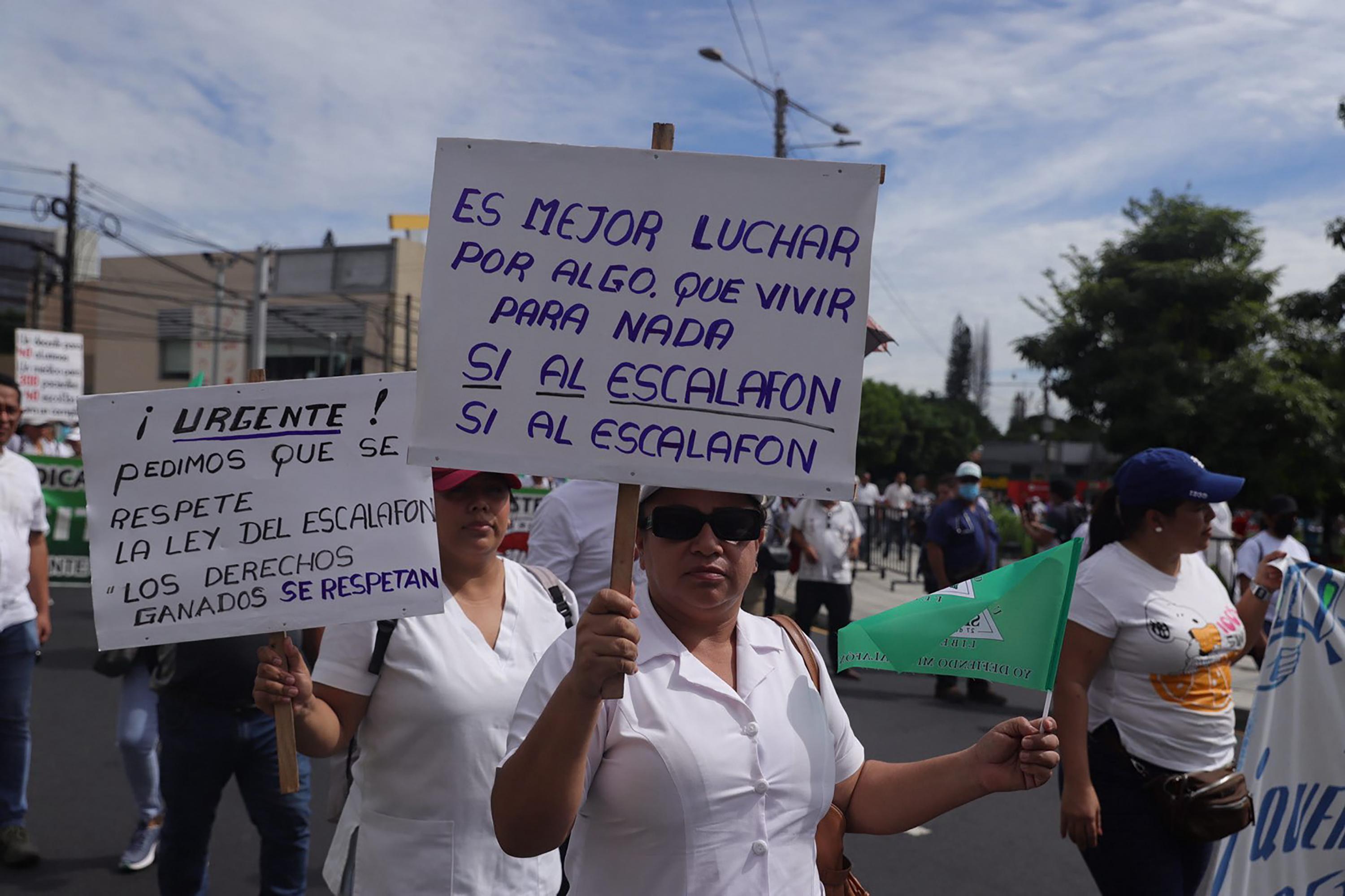 Empleados públicos de salud y educación marcharon el sábado 19 de octubre de 2024. Alrededor de 2 mil personas se manifestaron en las calles de San Salvador, después que el gobierno propuso una reducción en el presupuesto de 2025 para ambos sectores. Foto de El Faro: Carlos Barrera. 