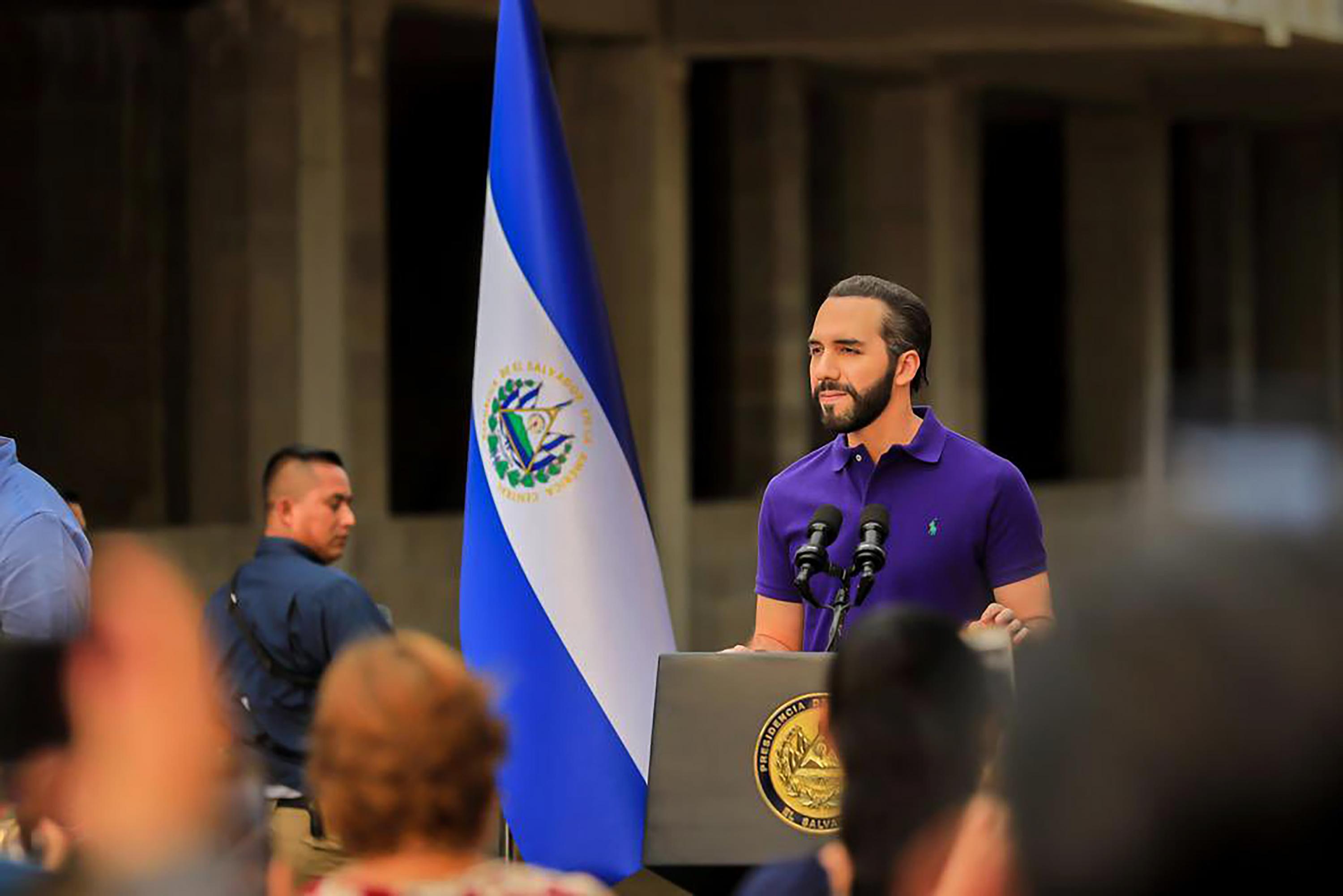 En septiembre de 2022, Nayib Bukele prometió la remodelación de cinco mil escuelas durante cinco años, mil por cada año. Hasta la fecha, esa promesa sigue sin cumplirse. Foto de El Faro: Secretaría de Prensa. 