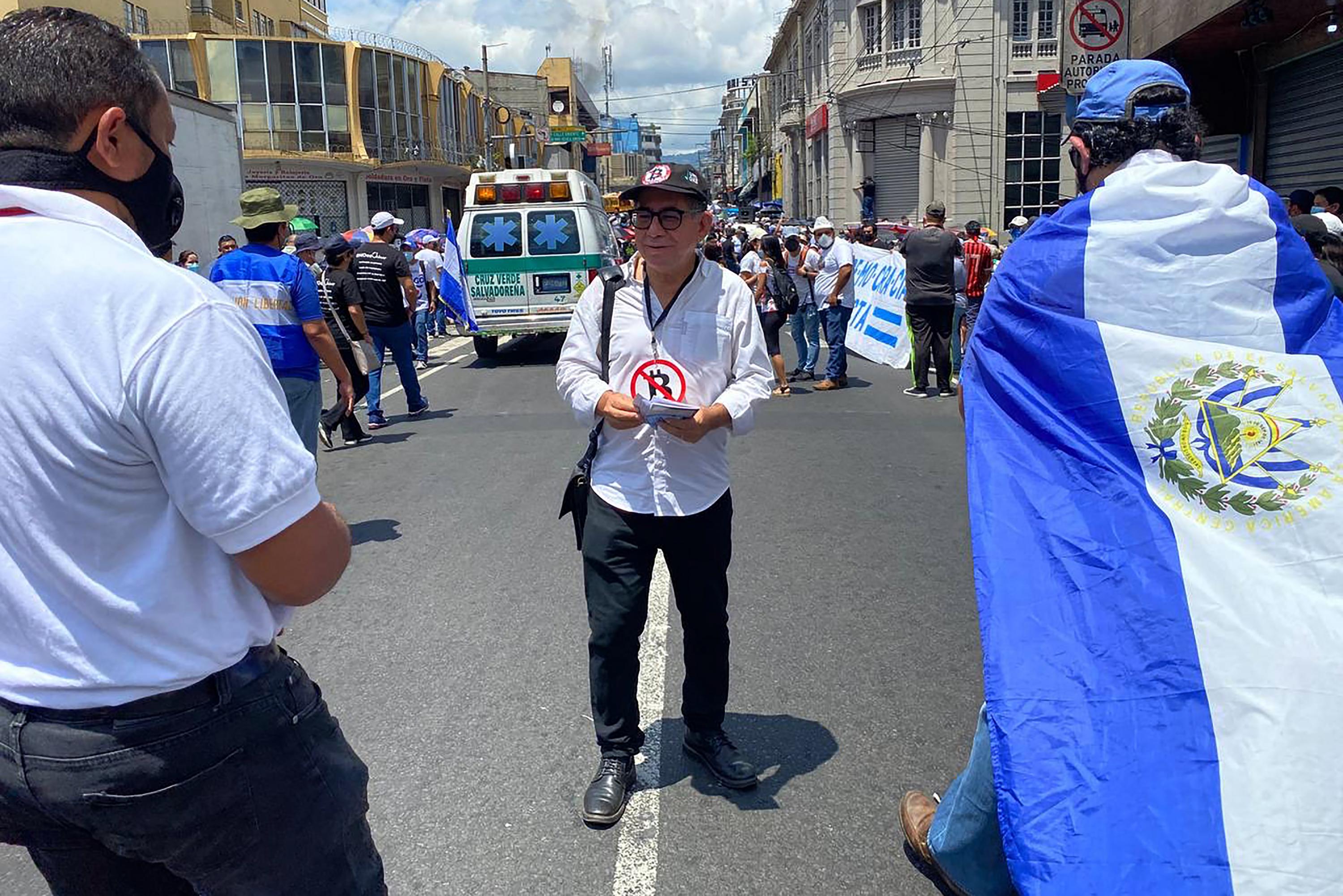 Eugenio Chicas, miembro del partido FMLN y uno de los principales organizadores de la alianza entre partidos políticos y sociedad civil que participará en las elecciones presidenciales de 2024, durante la marcha del 15 de septiembre de 2022 en contra del Gobierno de Bukele. Foto de El Faro: Gabriel Labrador. 