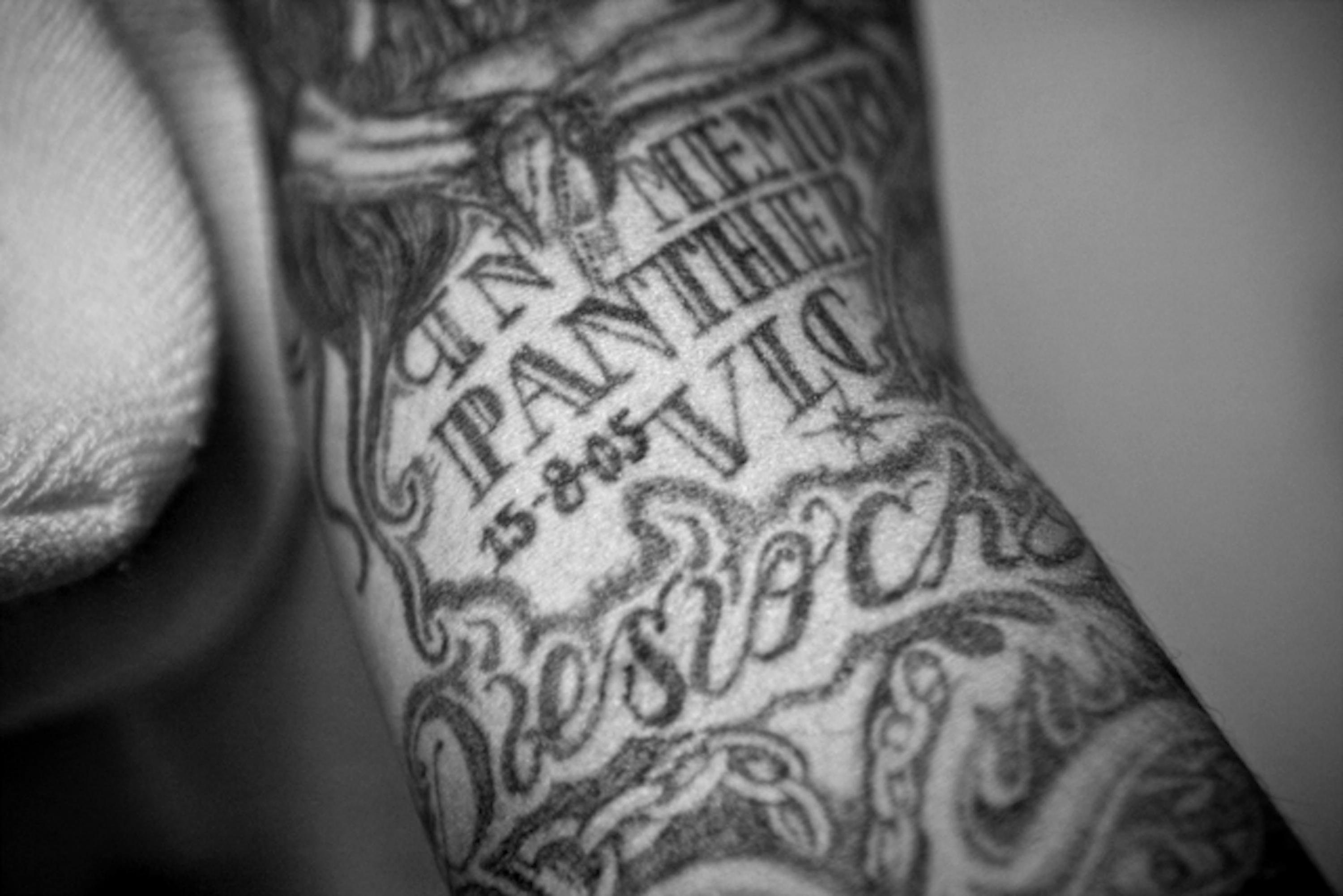 August 15, 2005, the date El Sur collapsed, tattooed on the arm of Óscar Humberto Contreras, alias Abuelo, one of the founders of the 18th Street gang in Guatemala. Photo Pau Coll