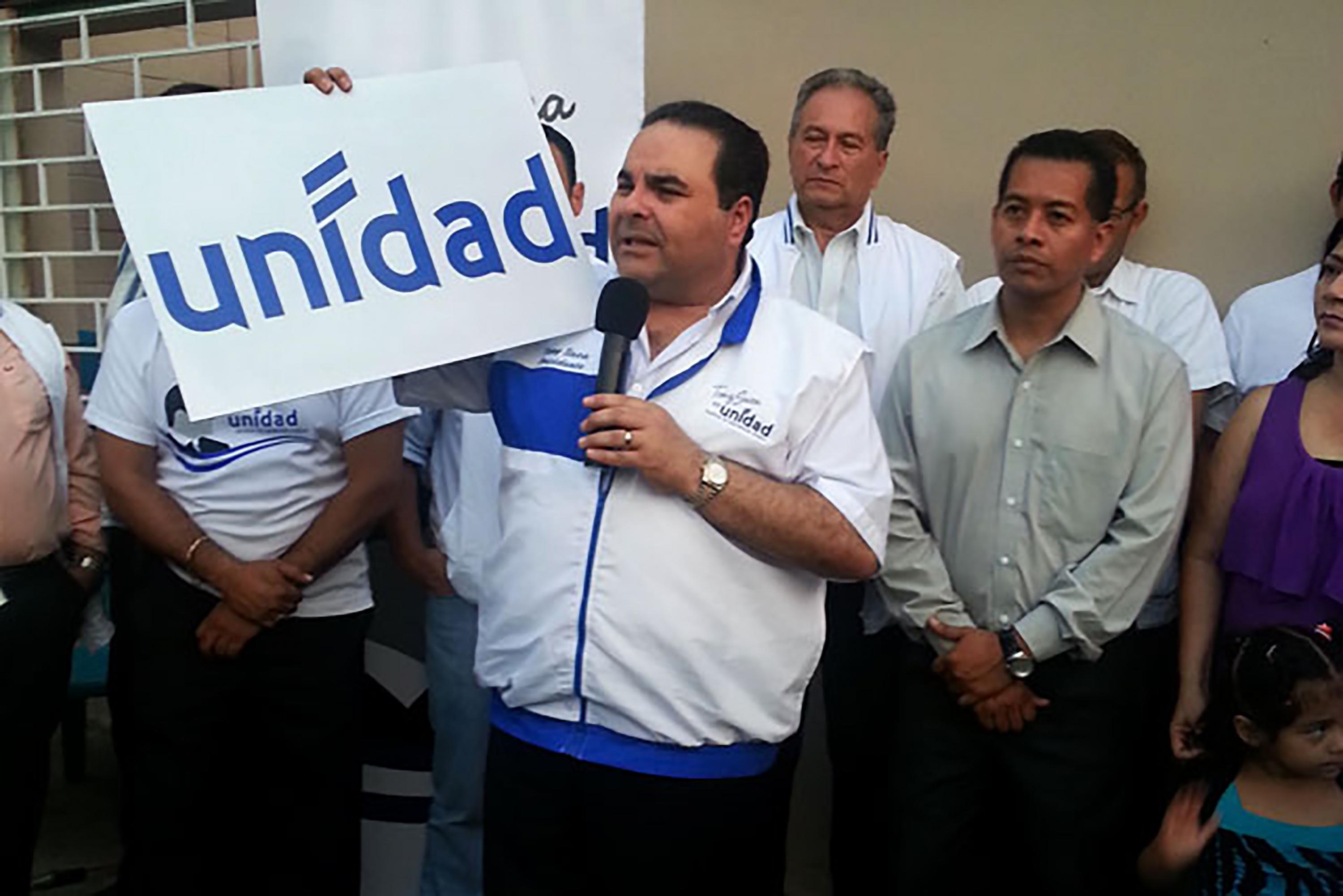 En 213, cuando volvió a buscar la presidencia por el partido Unidad, Antonio Saca hizo una campaña inaugurando casas vecinales. En la imagen, al fondo, se observa a Andrés Rovira cuando acababa de ser separado de la Corte de Cuentas por decisión de la Sala de lo Constitucional. Ahora es parte del partido Fuerza Solidaria. Foto de El Faro: Archivo.