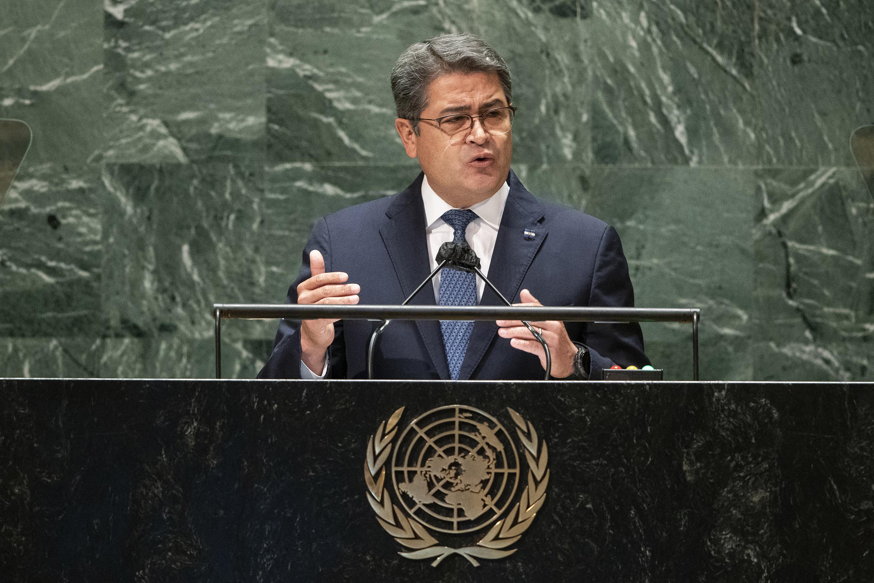 Juan Orlando Hernández durante su discurso en la 76º Asamblea General de la ONU, el 22 de septiembre de 2021 en Nueva York. Tres años después, un tribunal de Nueva York lo condenó a 45 años de cárcel tras ser declarado culpable por tráfico de cocaína hacia Estados Unidos. Foto de El Faro: Eduardo Muñoz/AFP. 