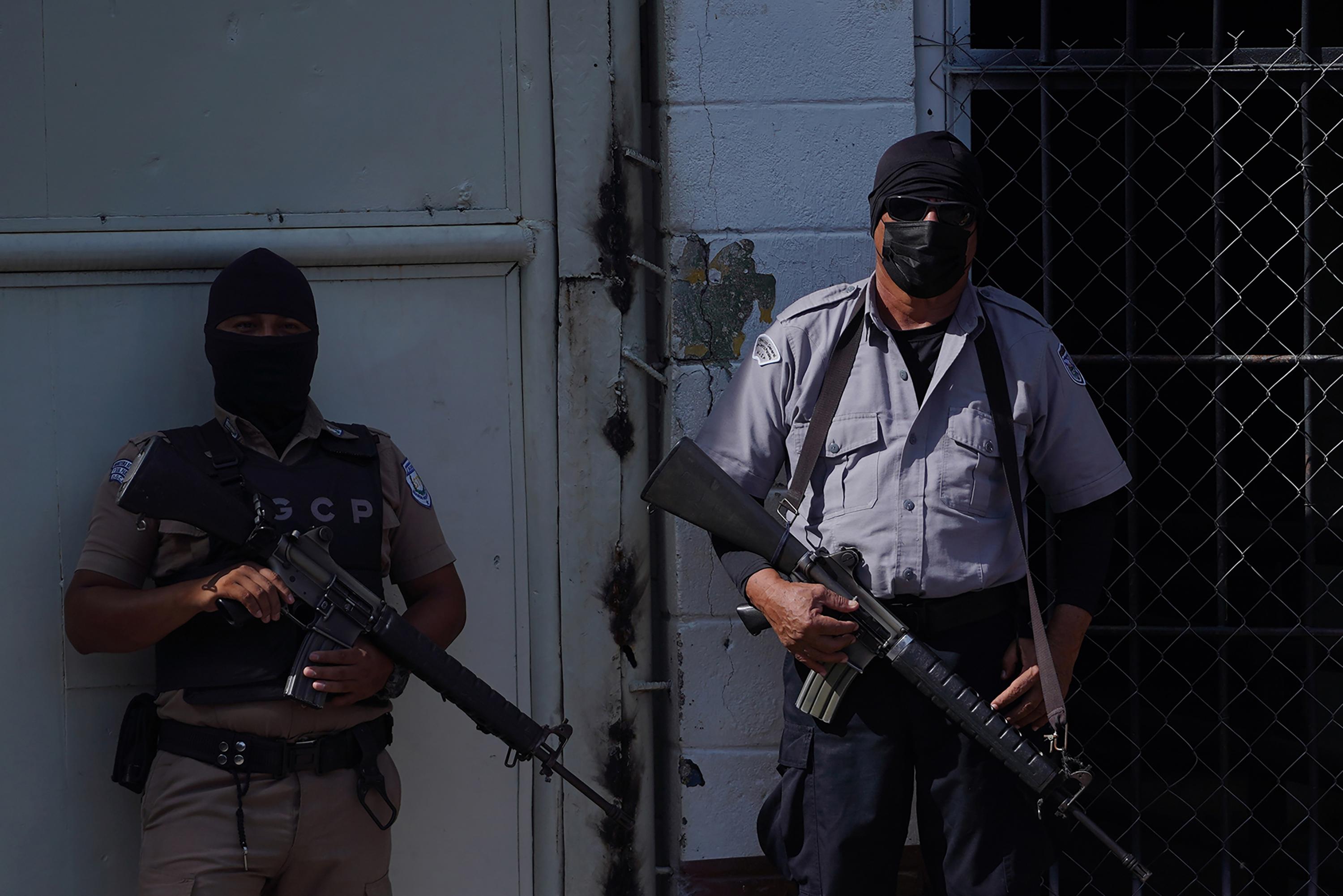 Dozens of testimonies collected by this newspaper and by human rights organizations point to the security staff of Salvadoran prisons as the main torturers under the state of exception. In Mariona, the name repeated by those who leave is Montaña, described as a ruthless man whose mere presence instills panic in the halls of the prison. Photo Víctor Peña