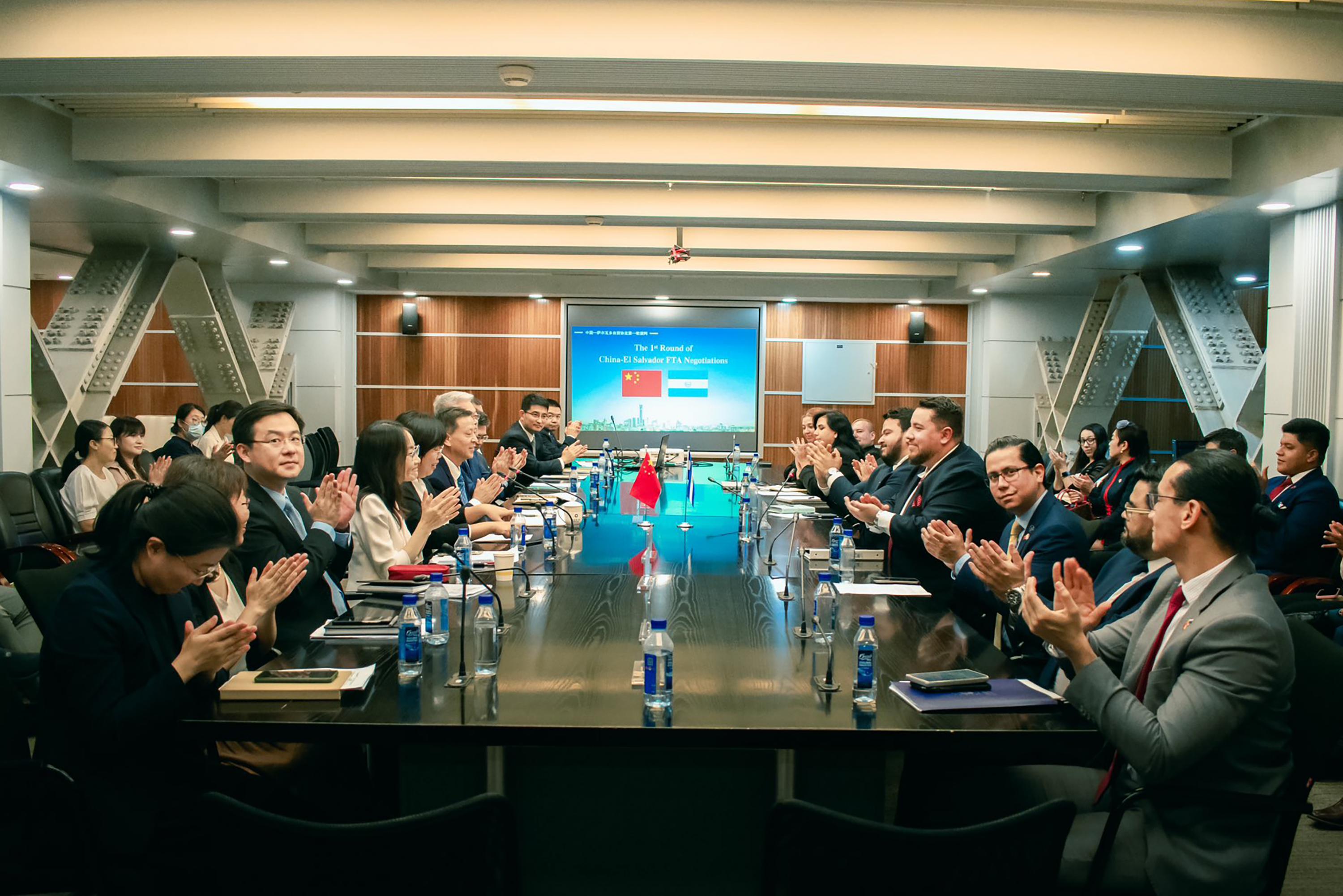 Reunión de la representación salvadoreña con funcionarios chinos para discutir sobre el Tratado de Libre Comercio entre El Salvador y China. 