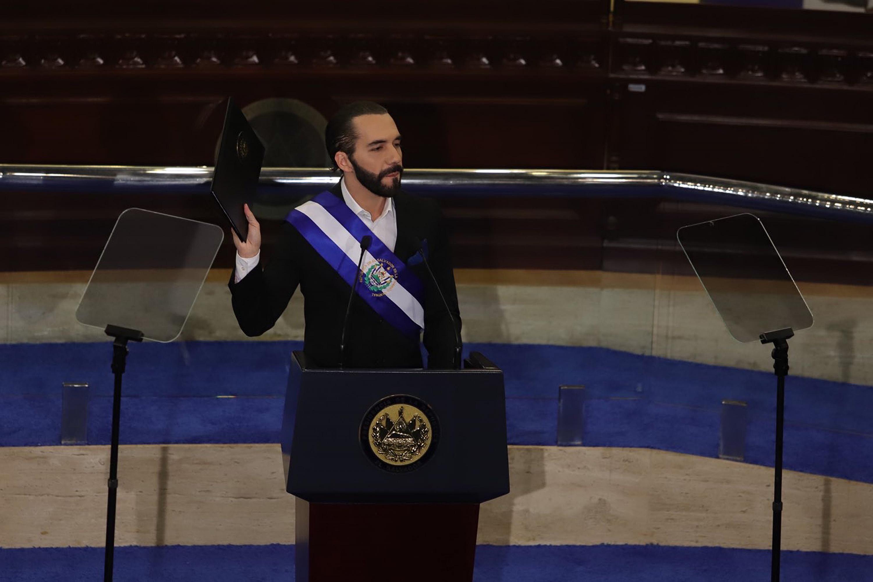 El presidente Nayib Bukele en su informe anual en el Salón Azul de la Asamblea Legislativa. Foto de El Faro: Carlos Barrera.