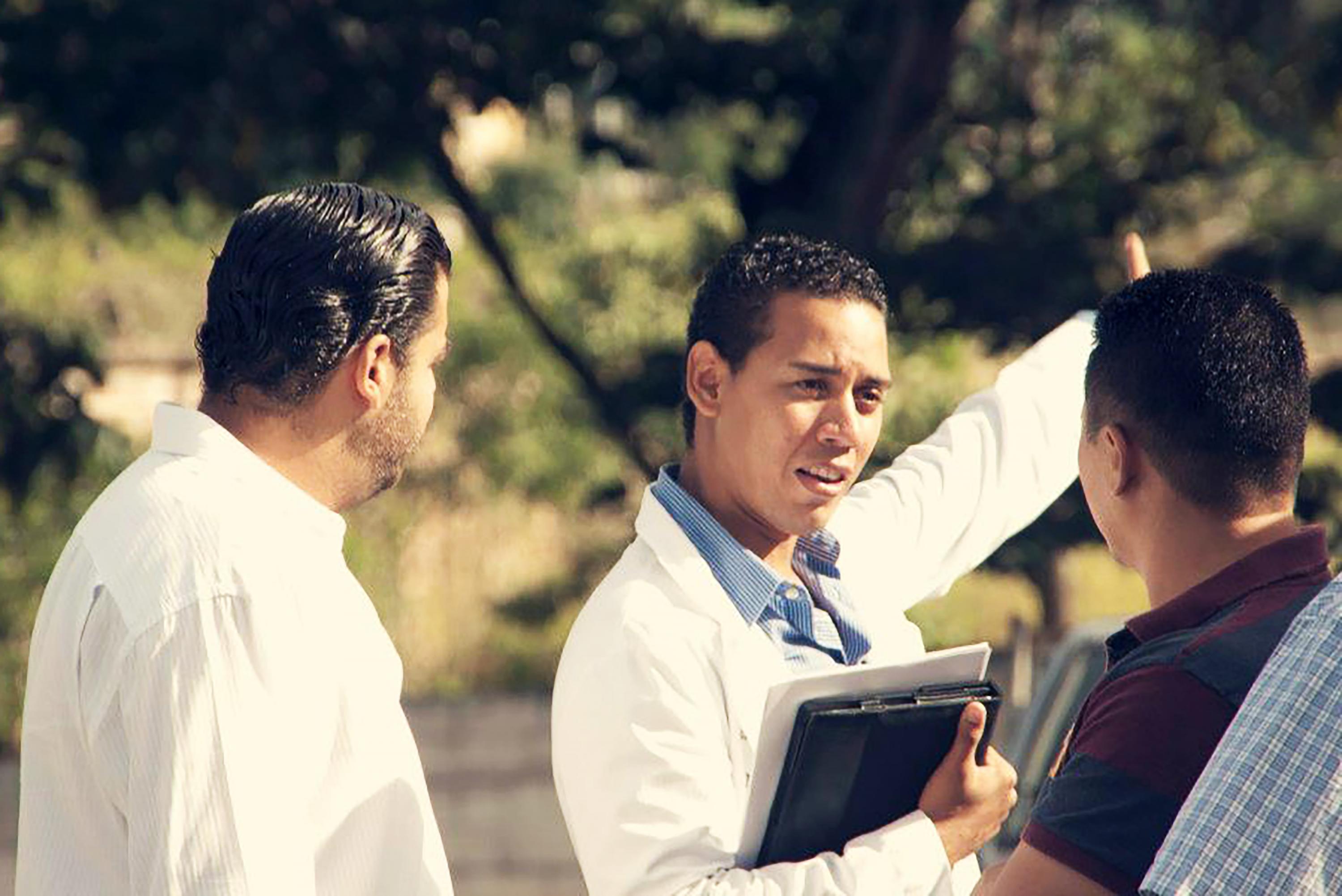 Germán Bernal Recinos, hijo de la comisionada presidencial, durante una jornada médica en Nuevo Cuscatlán en 2012, cuando Bukele era alcalde. La imagen fue difundida en las redes sociales de aquella administración municipal. 