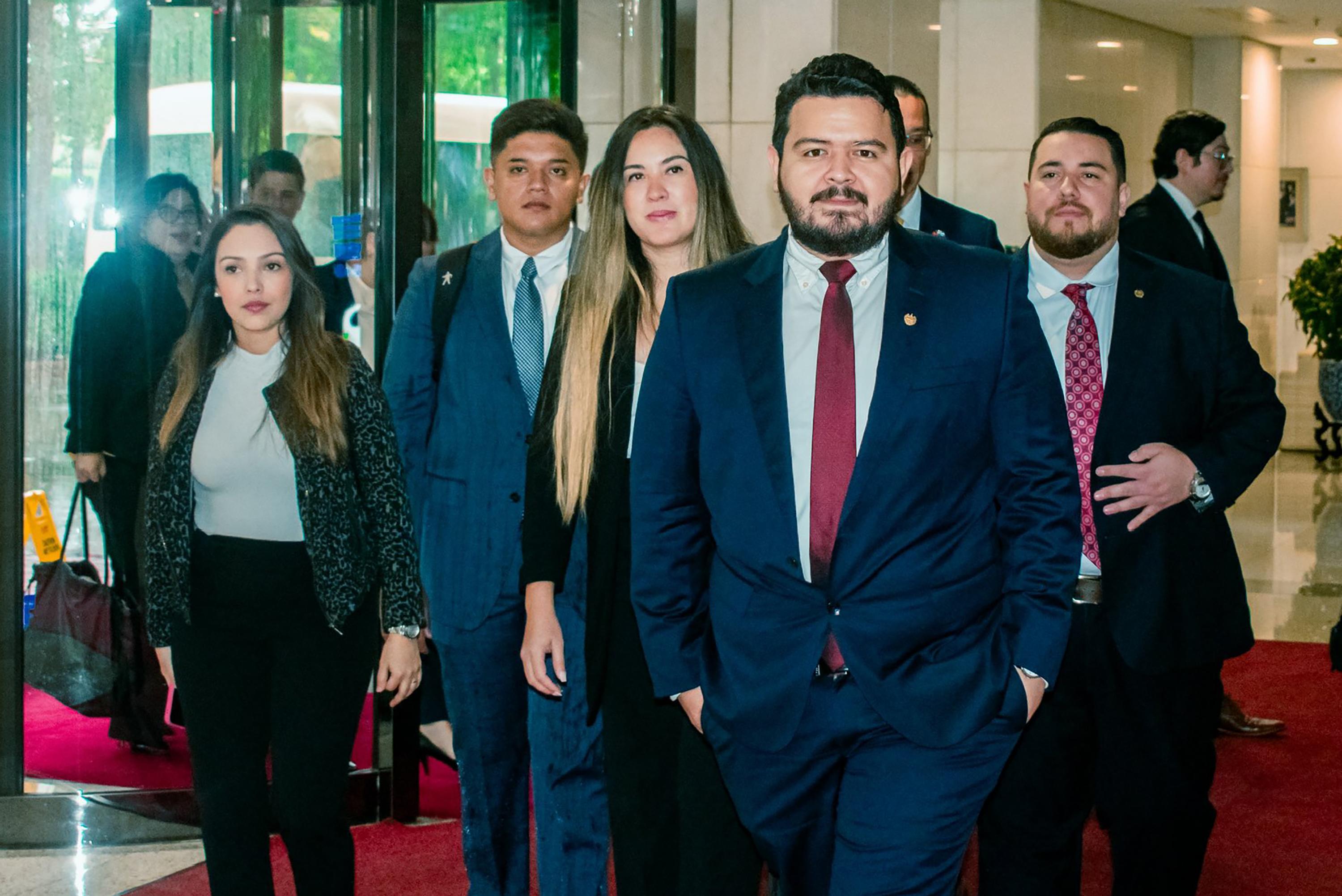 Raymond Villalta (front) and Óscar Figueroa (right), during a meeting with Chinese officials to discuss a free trade agreement between El Salvador and China.