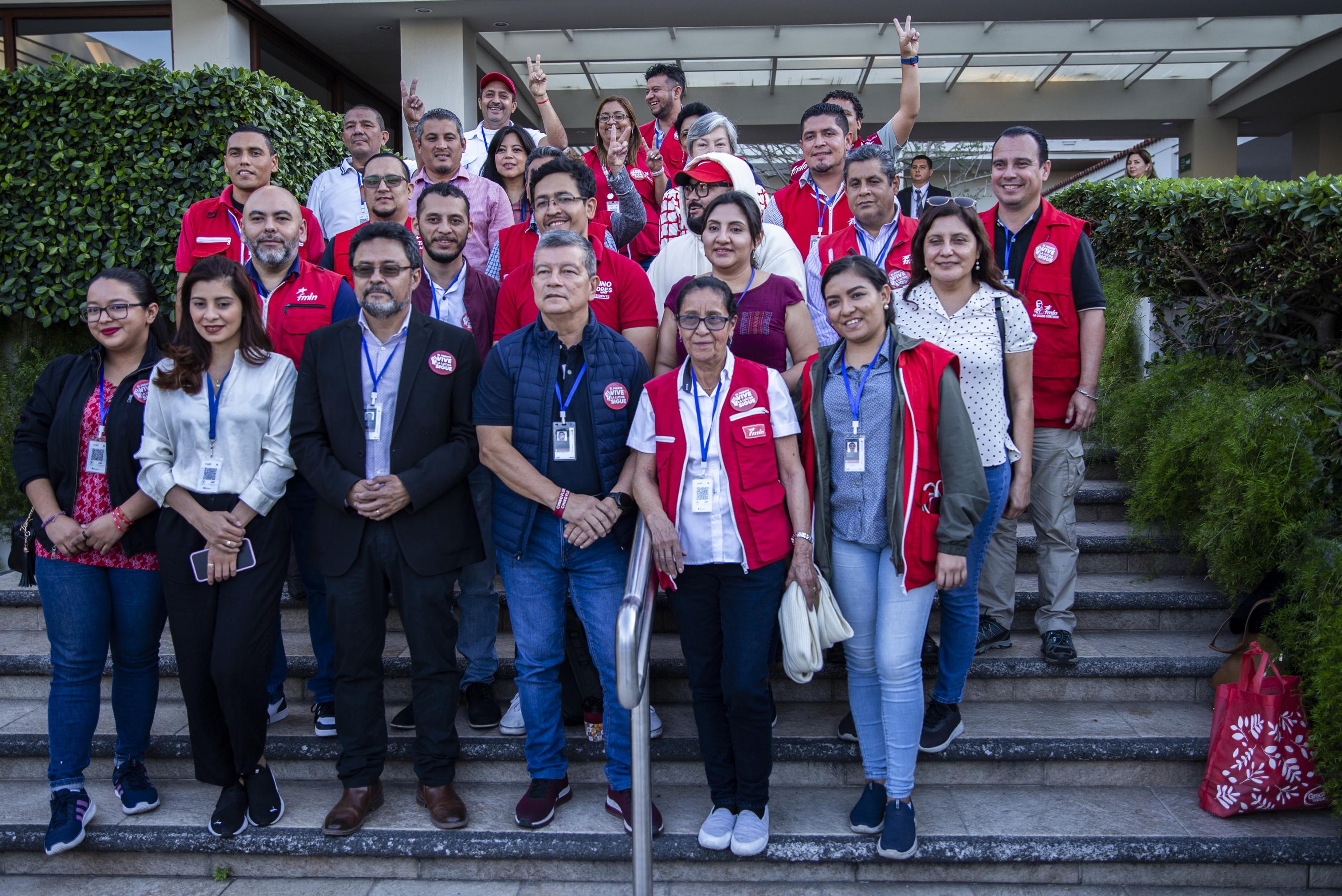 El candidato presidencial del FMLN, Manuel Flores, junto a su equipo de trabajo, posan para una fotografía, mientras se realizaba el escrutinio final en el hotel Hilton, en San Salvador. Foto de El Faro: Víctor Peña. 