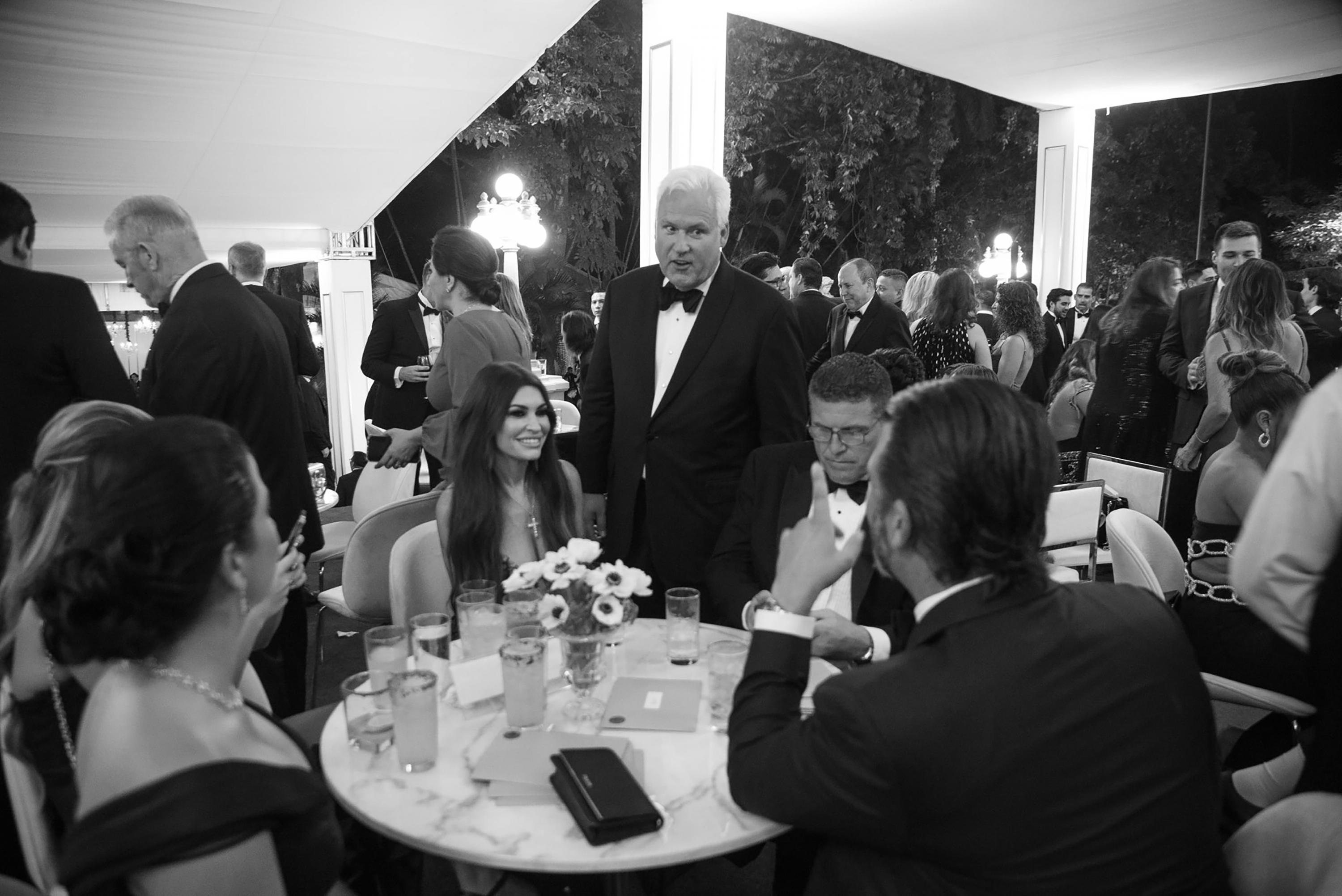 Donald Trump Jr (de espaldas), Damian Merlo (con lentes), Matt Schlapp y Kimberly Guilfoyle estuvieron en la recepción en Casa Presidencial tras la ceremonia de toma de posesión del 1 de junio de 2024.