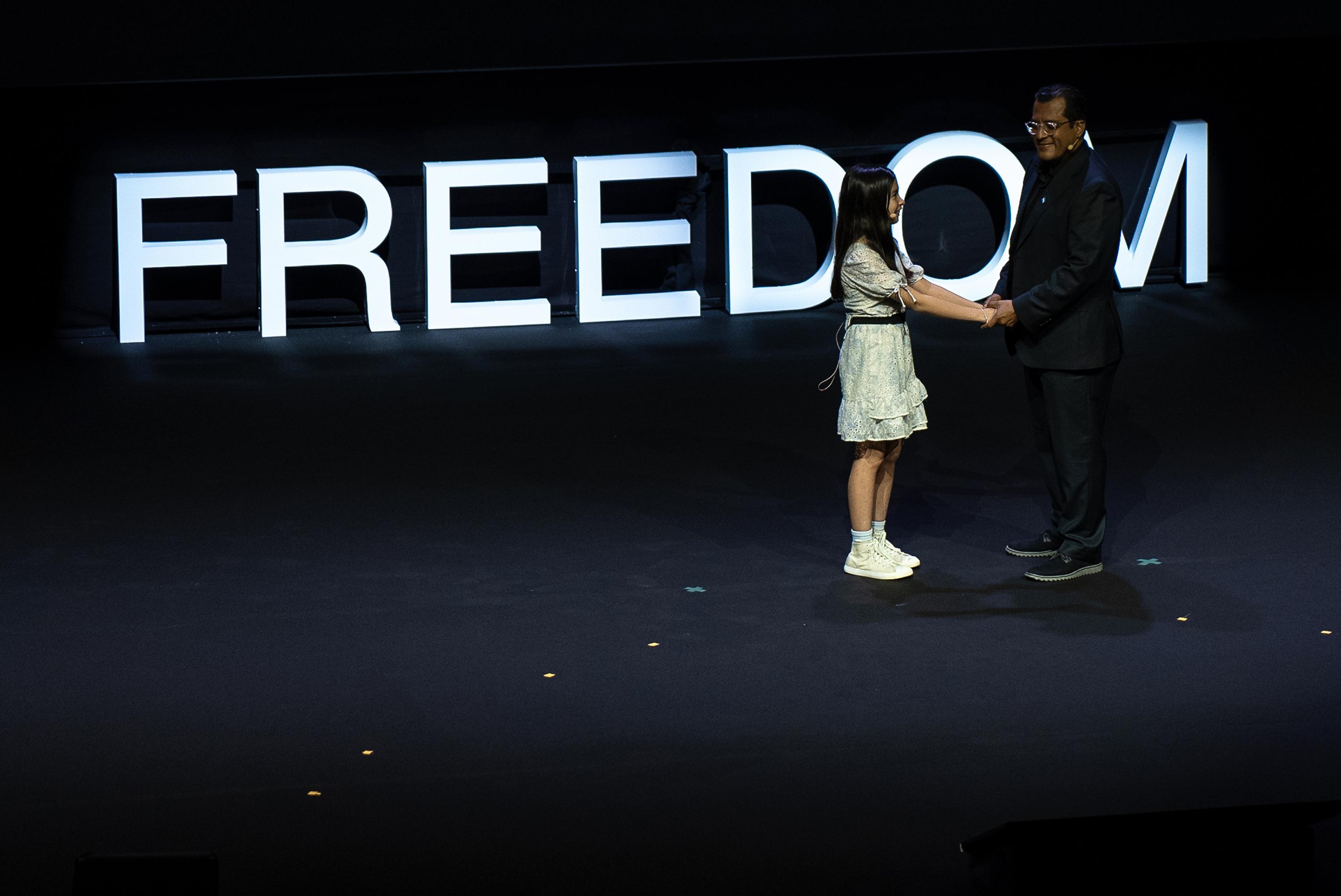 Para cerrar su presentación, Félix Maradiaga llamó al escenario a su hija Alejandra, a quién agradeció por darle esperanza durante sus 20 meses apresado. Foto de El Faro/ Oslo Freedom Forum.