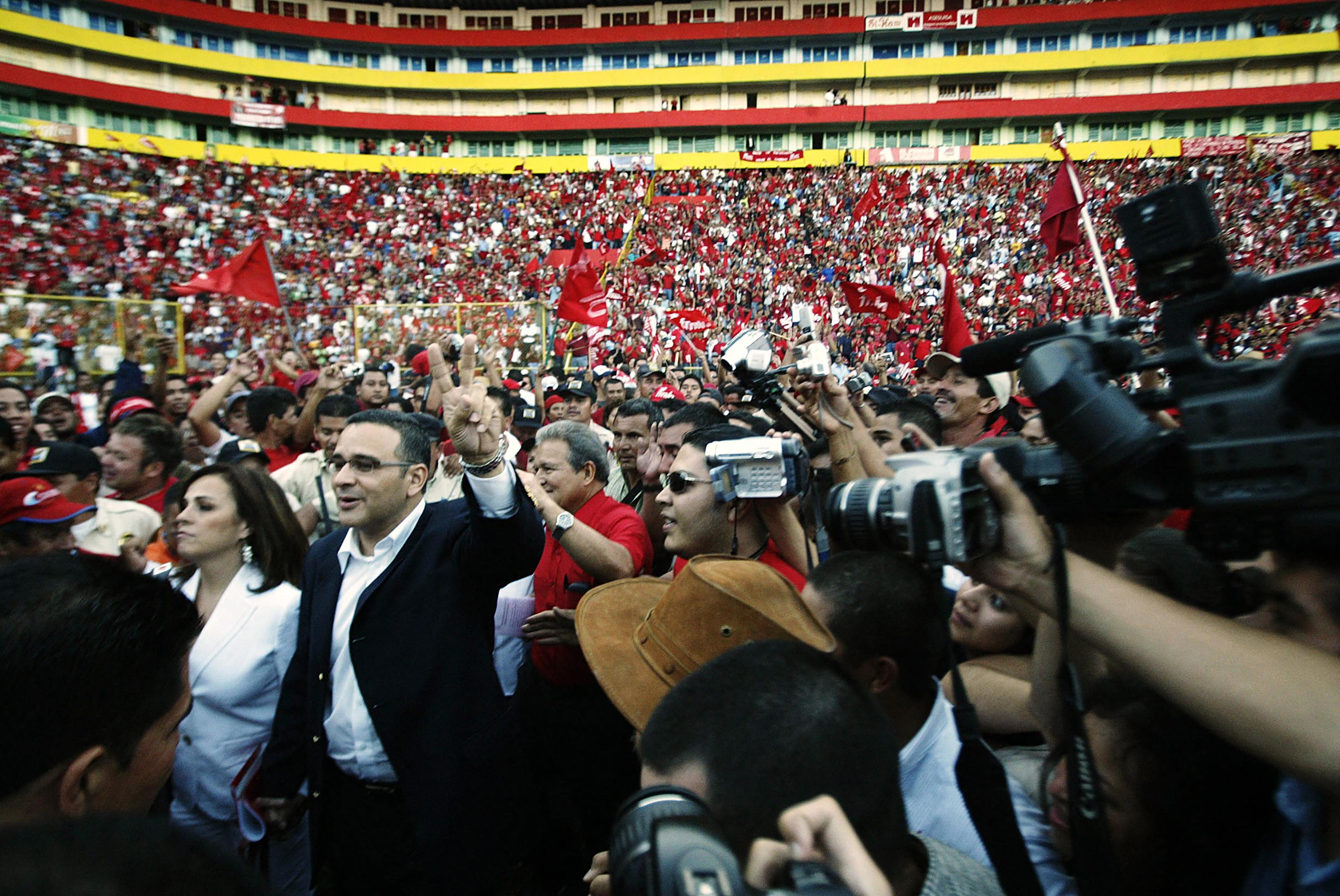 El candidato presidencial del Frente Farabundo Martí para la Liberación (FMLN) de El Salvador, el periodista de televisión Mauricio Funes (2º por la izquierda), llega a la Convención Nacional en el Estadio Cuscatlán de San Salvador, el 11 de noviembre de 2007, durante la proclamación de las elecciones presidenciales para las elecciones de marzo de 2009. Foto de El Faro: José Cabezas/AFP.