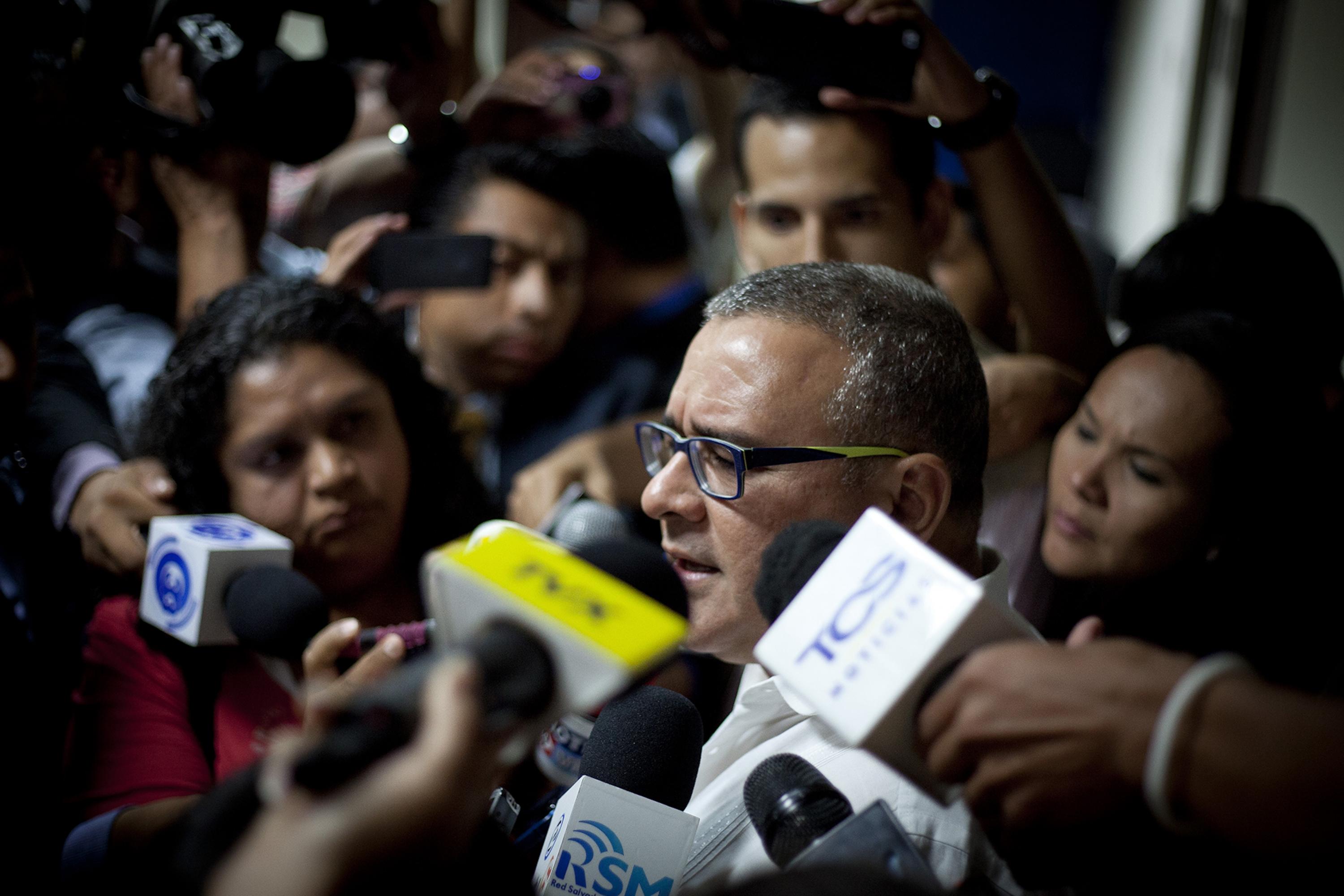 Former Salvadoran President Mauricio Funes, in one of his last public appearances in 2016, at the Attorney General’s Office. Funes has been convicted of illicit enrichment along with one of his sons, as he was unable to justify more than $400,000. Photo Víctor Peña