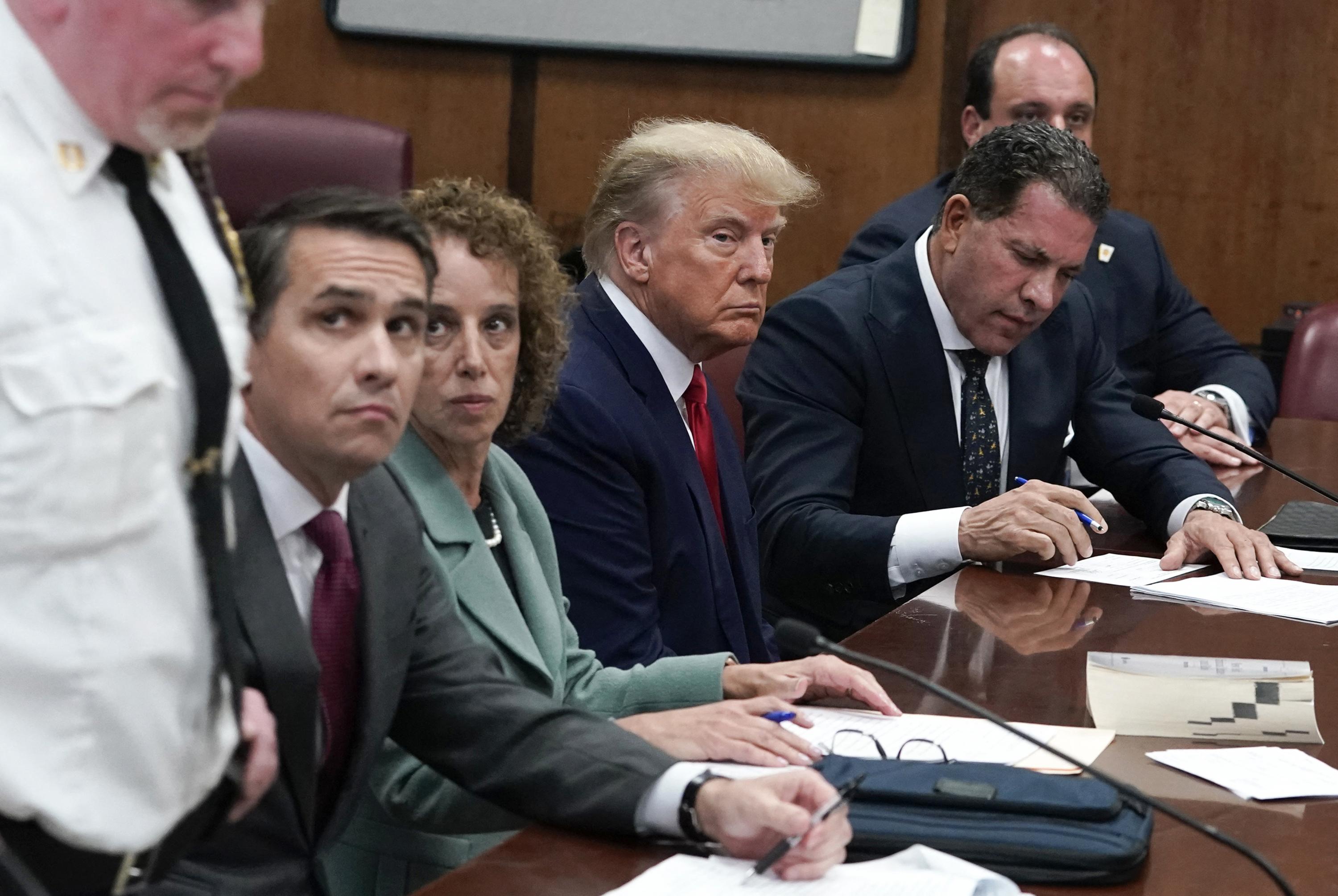 El expresidente Donald Trump llegó el martes para una comparecencia histórica ante un tribunal en Nueva York, enfrentando cargos penales que amenazan con dar un vuelco a la carrera por la Casa Blanca de 2024. Foto de El Faro: Seth Wenig / PISCINA / AFP.