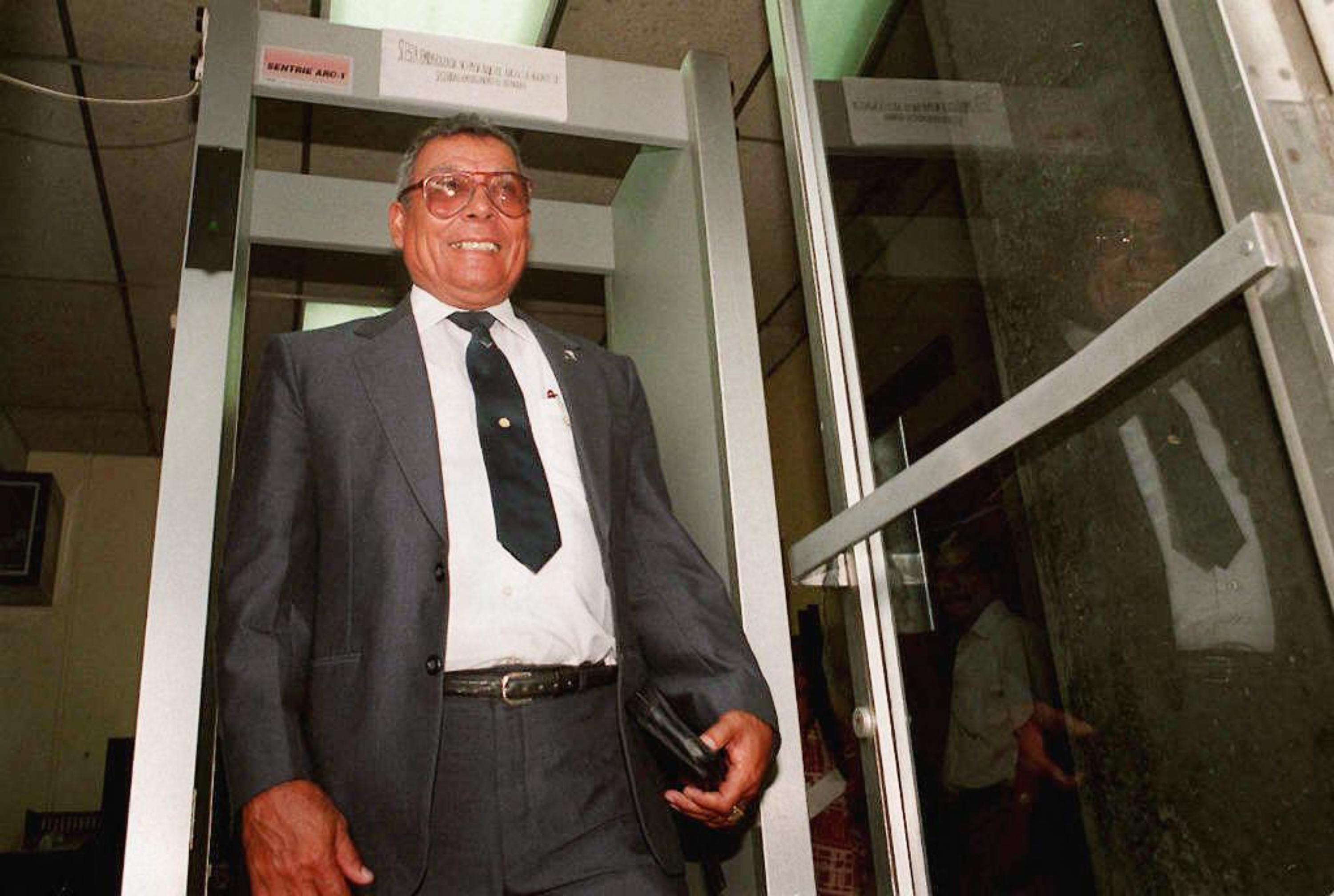 El general en retiro Benedicto Lucas Garcia, exjefe del Estado Mayor de Guatemala, pasa por el detector de metales del Ministerio Publico, en Ciudad de Guatemala el 9 de julio de 1997, tras prestar declaración por la masacre de Dos Erres, cuando fuerzas especiales del Ejército asesinaron a unos 200 campesinos en 1982. El caso Dos Erres fue el primero en que militares son llamados a prestar declaraciones sobre violaciones a derechos humanos durante el conflicto armado interno. Foto de El Faro: Jorge Uzón/ AFP.