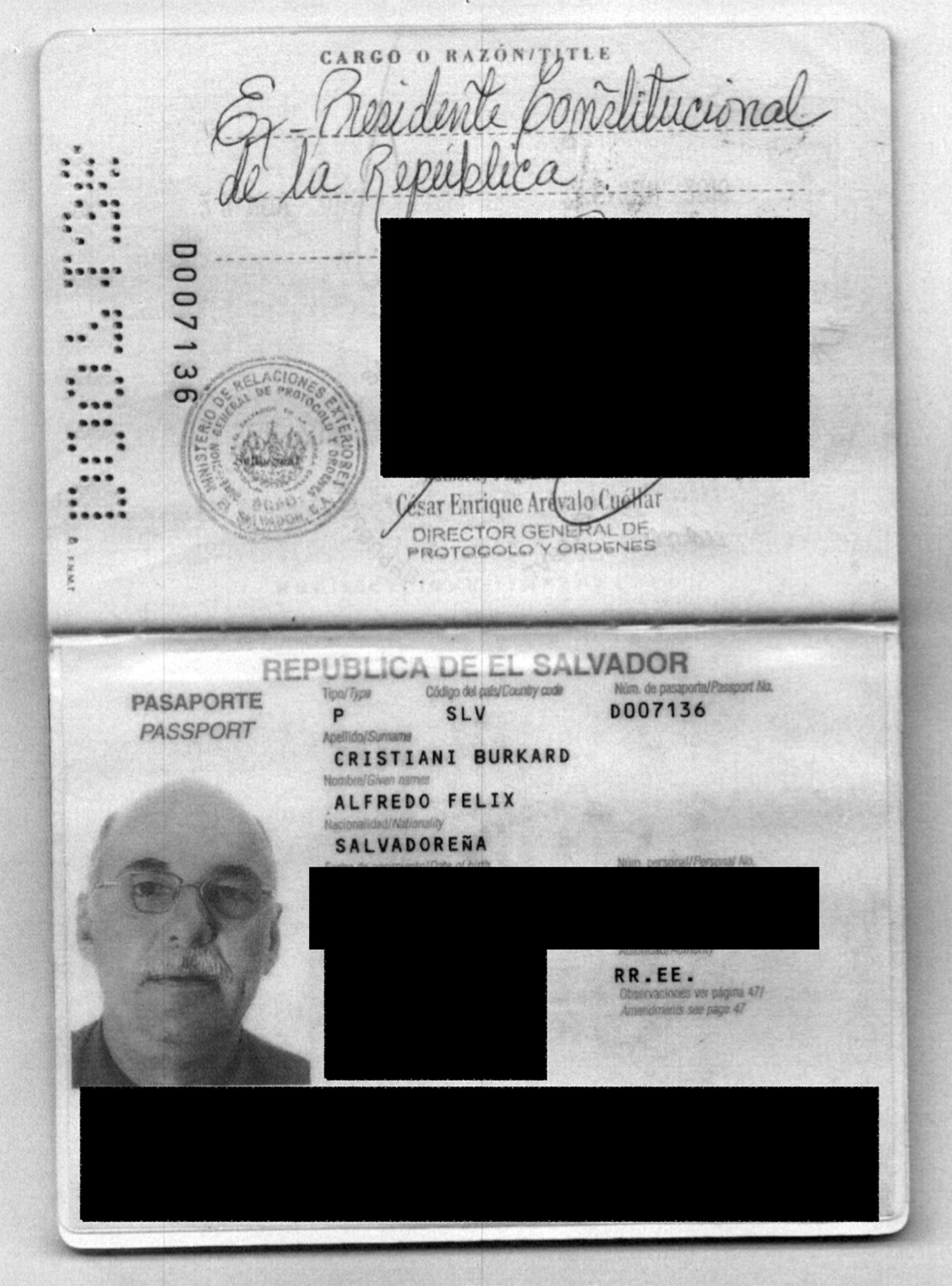 Pasaporte salvadoreño del expresidente Alfredo Cristiani, quien gobernó El Salvador entre 1989 y 1994. Imagen tomada de los archivos filtrados a ICIJ. 