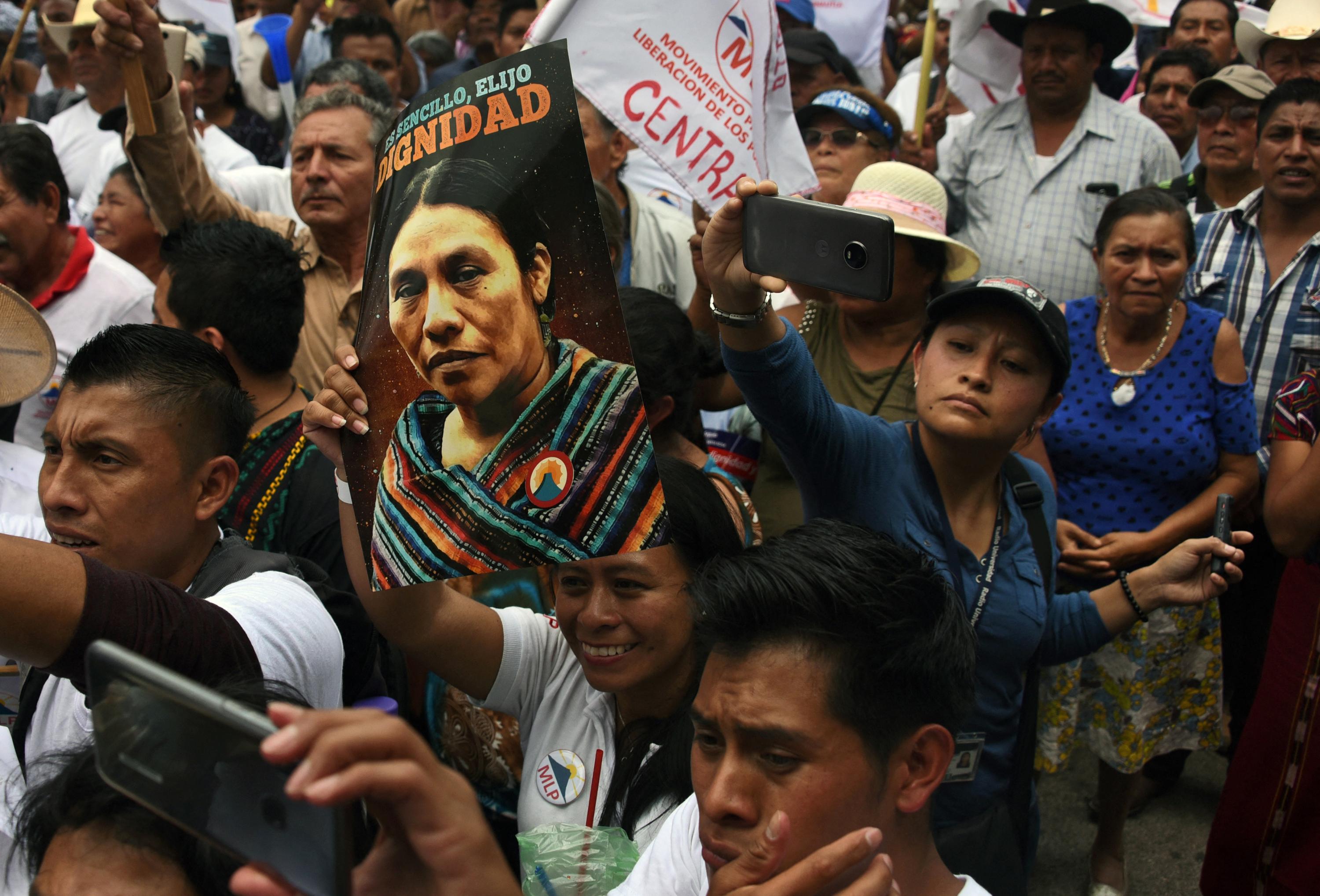 Los partidarios de la candidata guatemalteca por el partido Movimiento para la Liberación de los Pueblos Thelma Cabrera participan en un mitin de cierre de campaña en la Plaza de la Constitución en la Ciudad de Guatemala el 8 de junio de 2019. Foto de El Faro: Johan Ordóñez/ AFP.